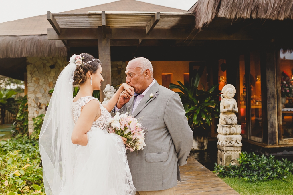 Entrada da noiva na cerimônia em casamento de dia na praia no Zorah Beach Hotel – CE