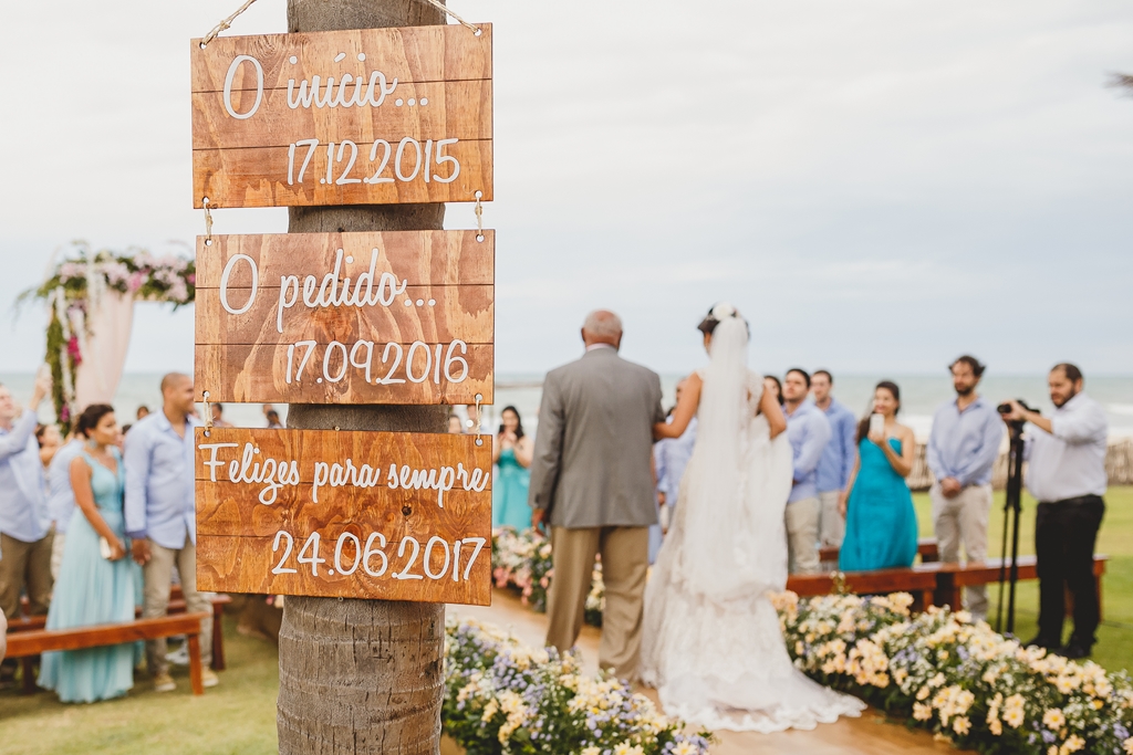 Entrada da noiva na cerimônia em casamento de dia na praia no Zorah Beach Hotel – CE