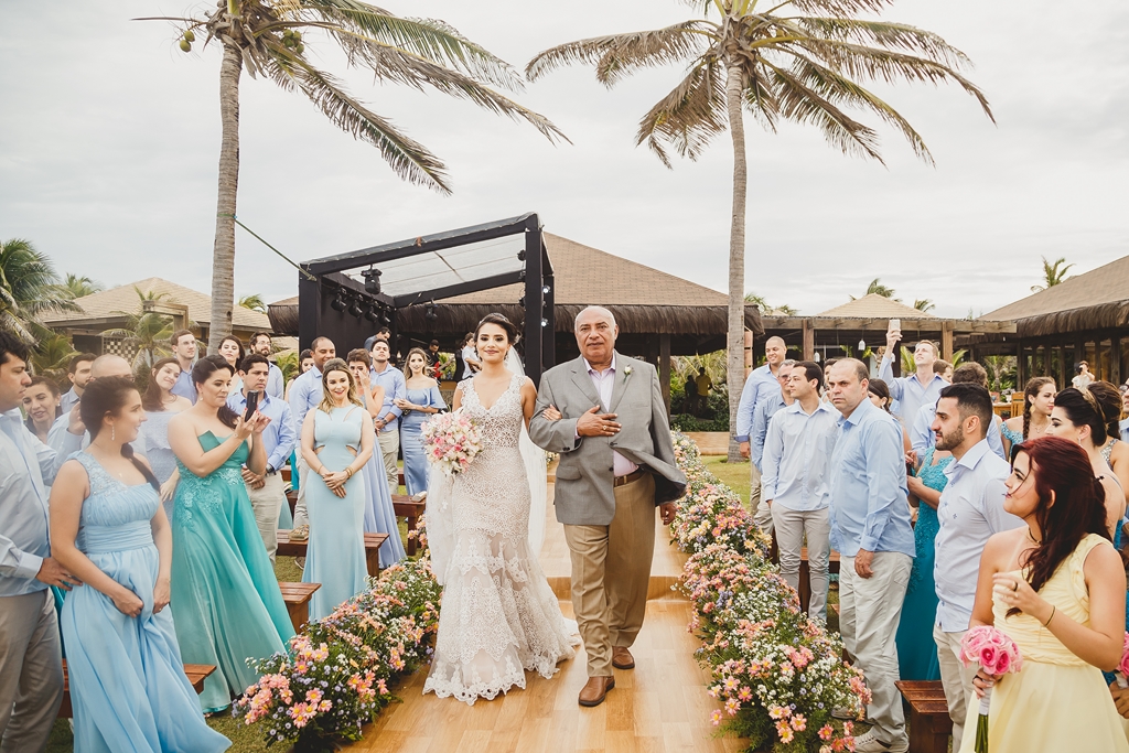 Entrada da noiva na cerimônia em casamento de dia na praia no Zorah Beach Hotel – CE