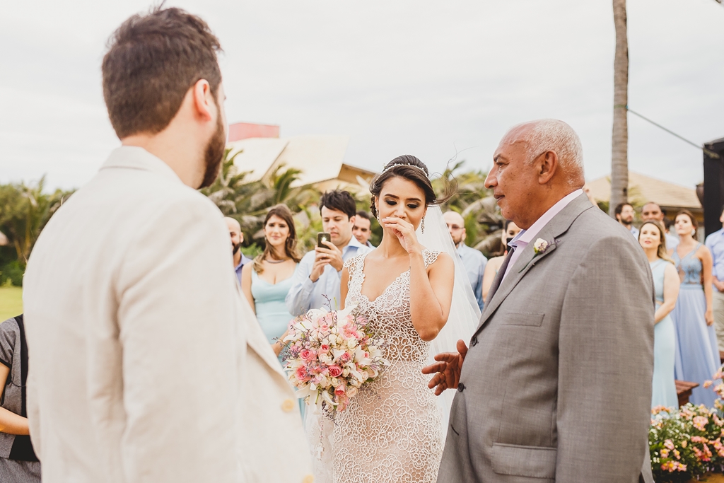 Entrada da noiva na cerimônia em casamento de dia na praia no Zorah Beach Hotel – CE