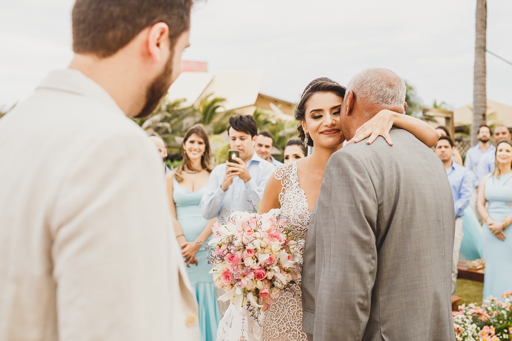 Entrada da noiva na cerimônia em casamento de dia na praia no Zorah Beach Hotel – CE