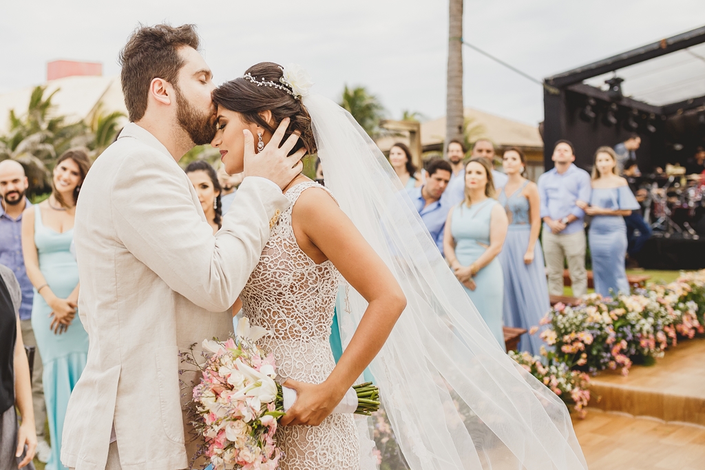 Entrada da noiva na cerimônia em casamento de dia na praia no Zorah Beach Hotel – CE