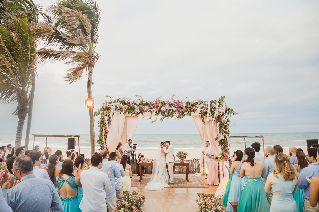 Destination Wedding cerimônia na praia no Zorah Beach Hotel Fortaleza CE em fotografia profissional de casamento fotógrafo Philipe Nogueira