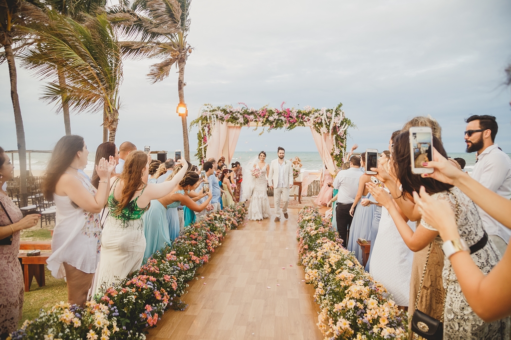 Destination Wedding cerimônia na praia no Zorah Beach Hotel Fortaleza CE em fotografia profissional de casamento fotógrafo Philipe Nogueira