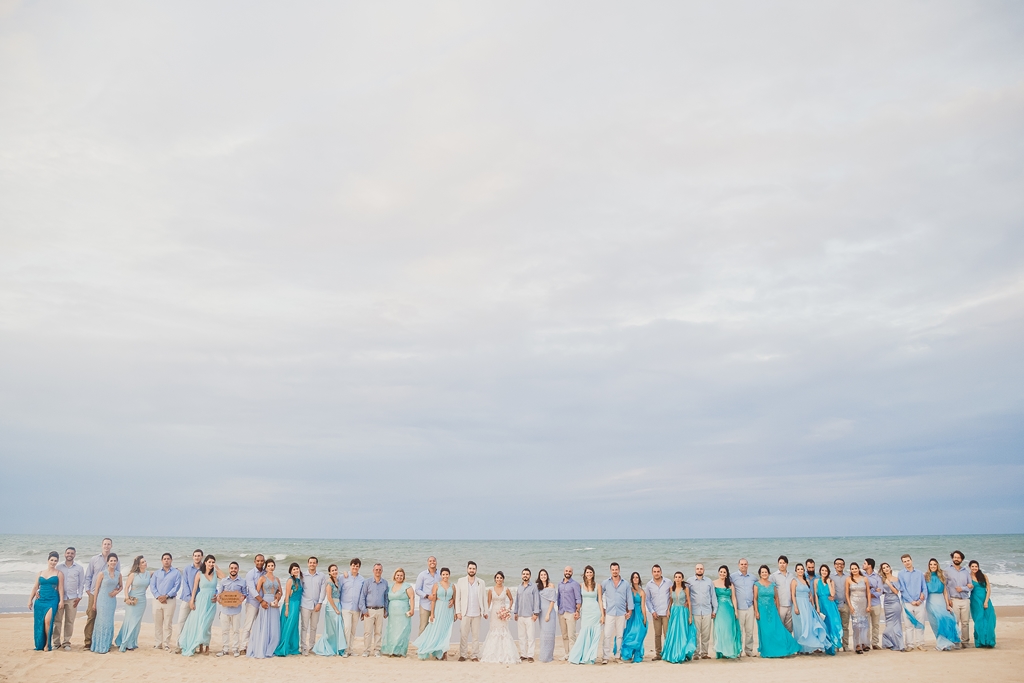 Casamento no Zorah Beach Hotel Fortaleza CE fotos de padrinhos e madrinhas na praia com vestido azul