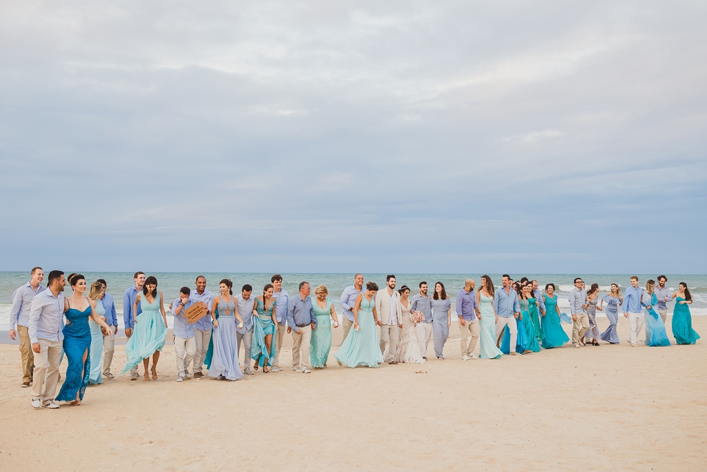 Casamento no Zorah Beach Hotel Fortaleza CE fotos de padrinhos e madrinhas na praia com vestido azul