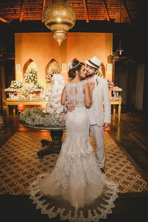 Casal na mesa do bolo em festa de casamento no Zorah Beach Hotel Fortaleza CE
