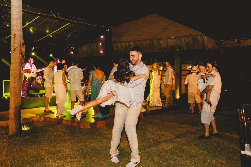 Pista de dança em festa de casamento no Zorah Beach Hotel Fortaleza CE pelo fotografo profissional de casamento Philipe Nogueira