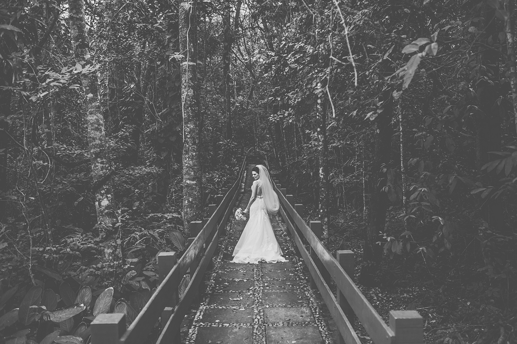 Fotografia preto e branco do Ensaio de noiva com vestido La fiancee no Brasília Country Club pelo fotografo Philipe Nogueira