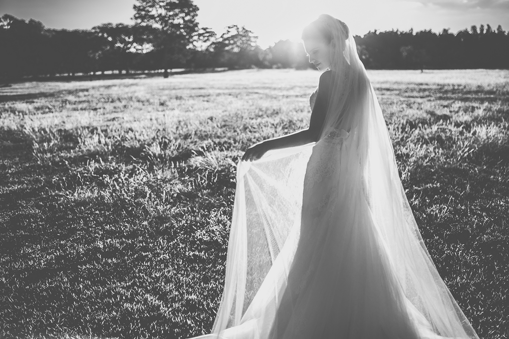 Fotografia preto e branco do Ensaio de noiva com vestido La fiancee no Brasília Country Club pelo fotografo Philipe Nogueira