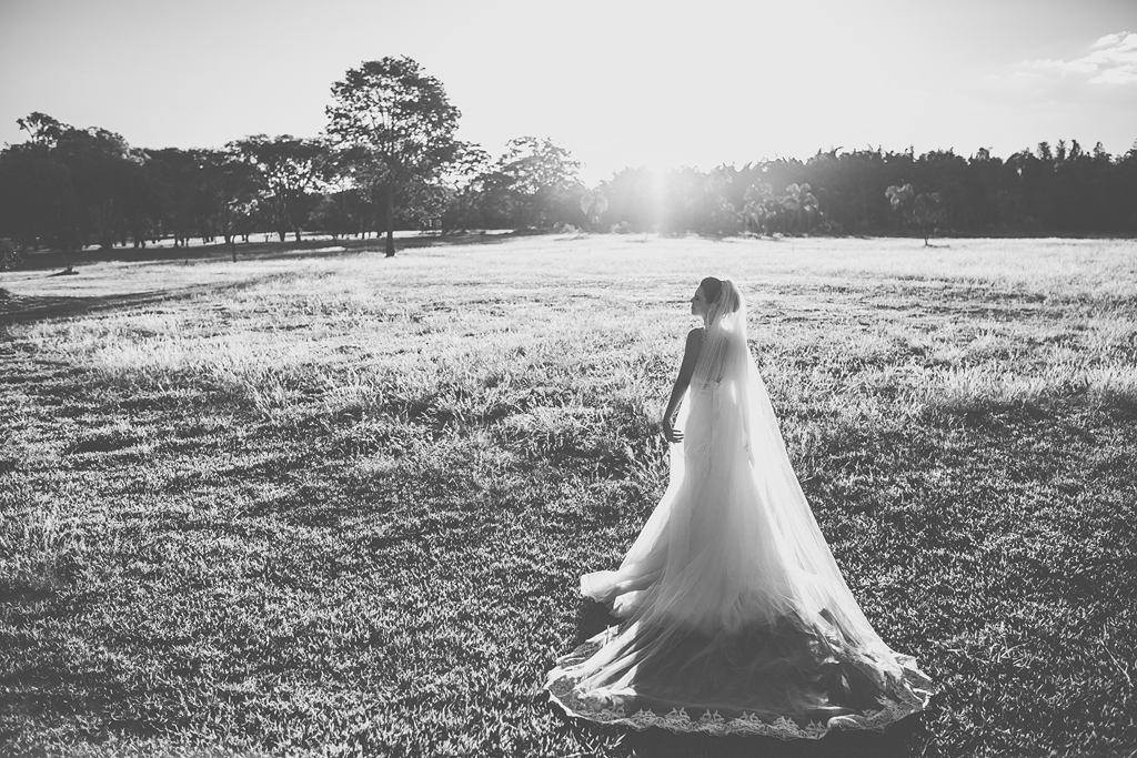 Fotografia preto e branco do Ensaio de noiva com vestido La fiancee no Brasília Country Club pelo fotografo Philipe Nogueira
