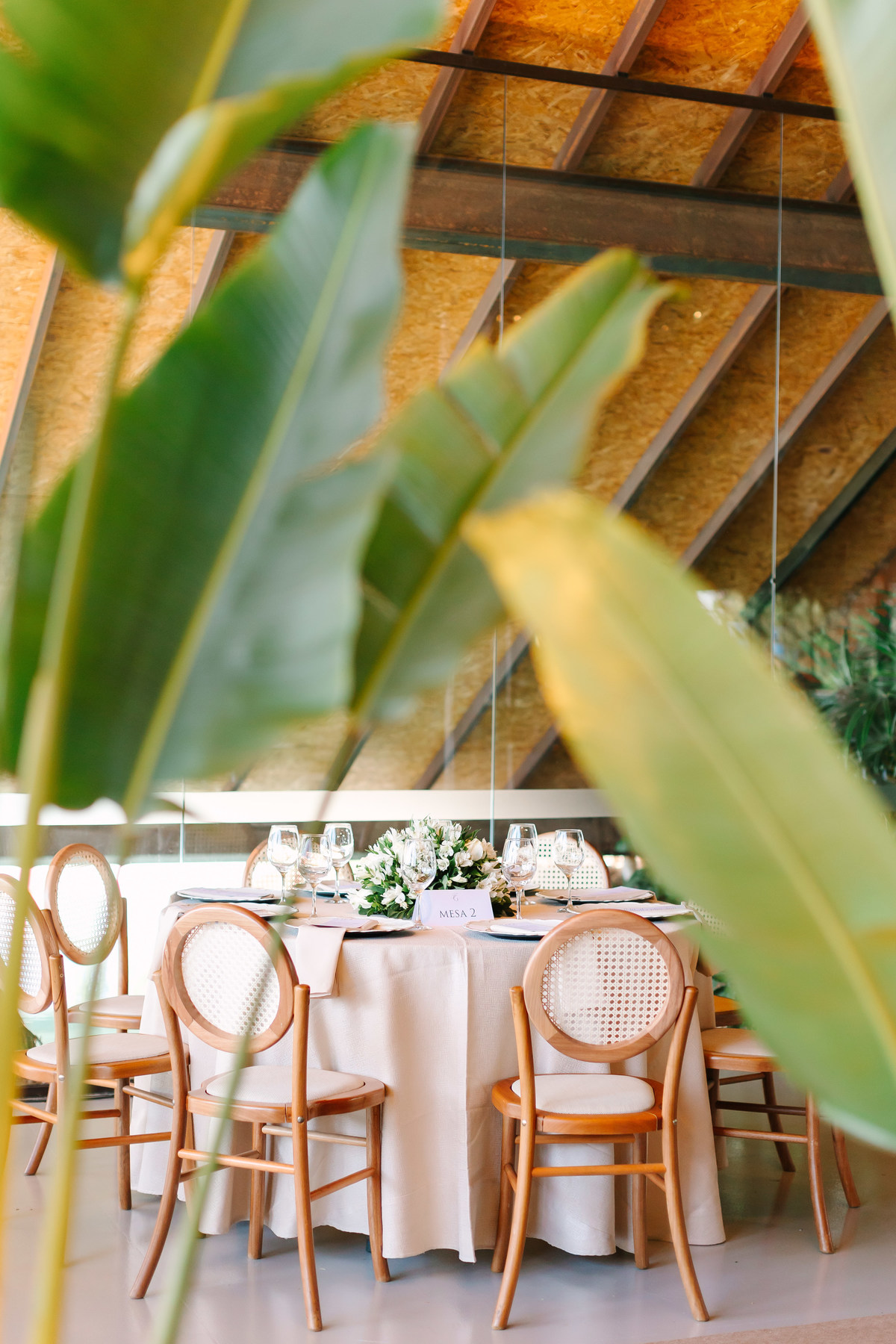 Casamento da Flávia e do Gabriel no Villa Bé, Brasília DF. Vestido Pérola Noivas, decoração Taylla Bastos, penteado Andrezza Penteados e make Letícia Monteiro. Cerimônia ao pôr do sol com atmosfera romântica e elegante.