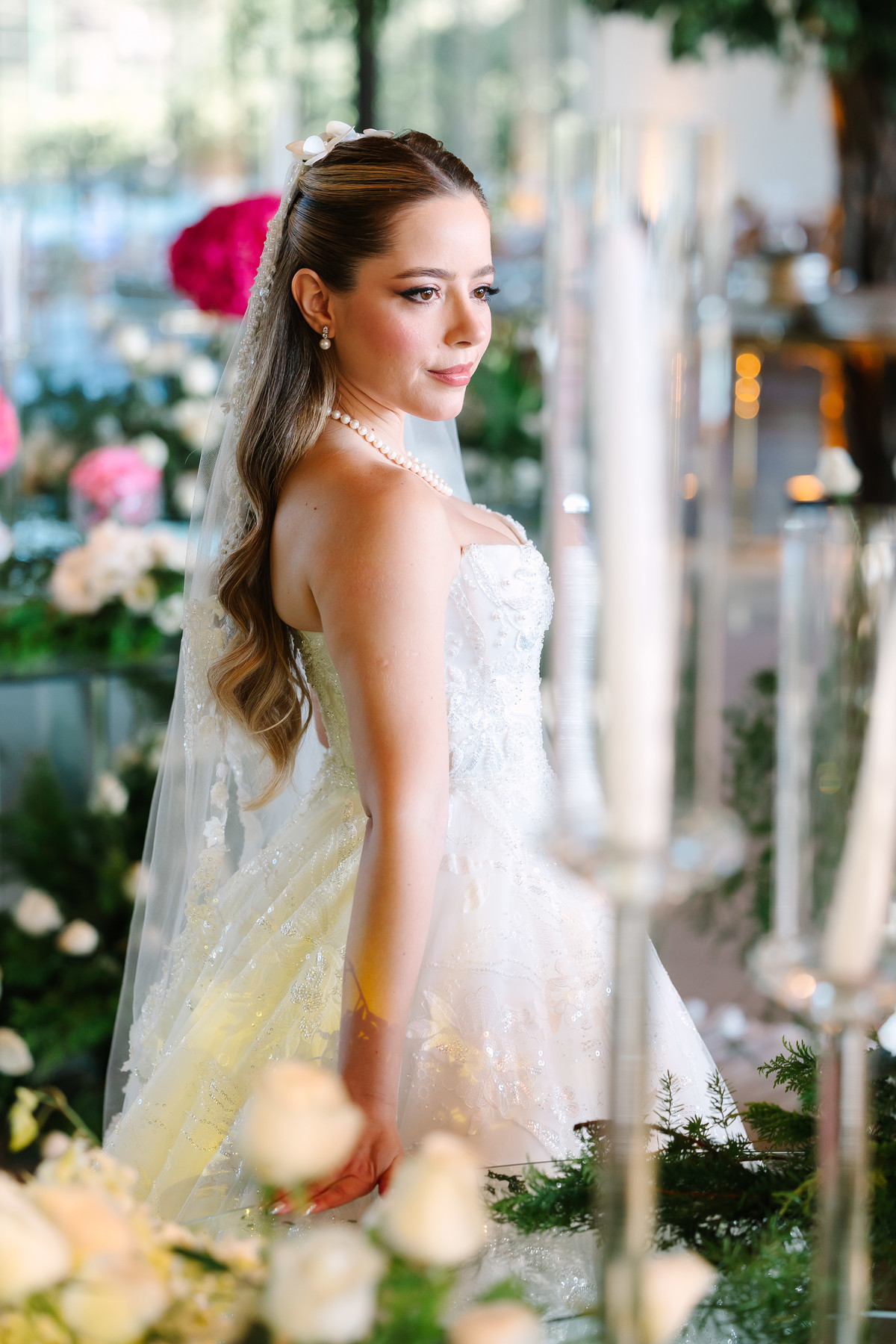 Casamento da Flávia e do Gabriel no Villa Bé, Brasília DF. Vestido Pérola Noivas, decoração Taylla Bastos, penteado Andrezza Penteados e make Letícia Monteiro. Cerimônia ao pôr do sol com atmosfera romântica e elegante.
