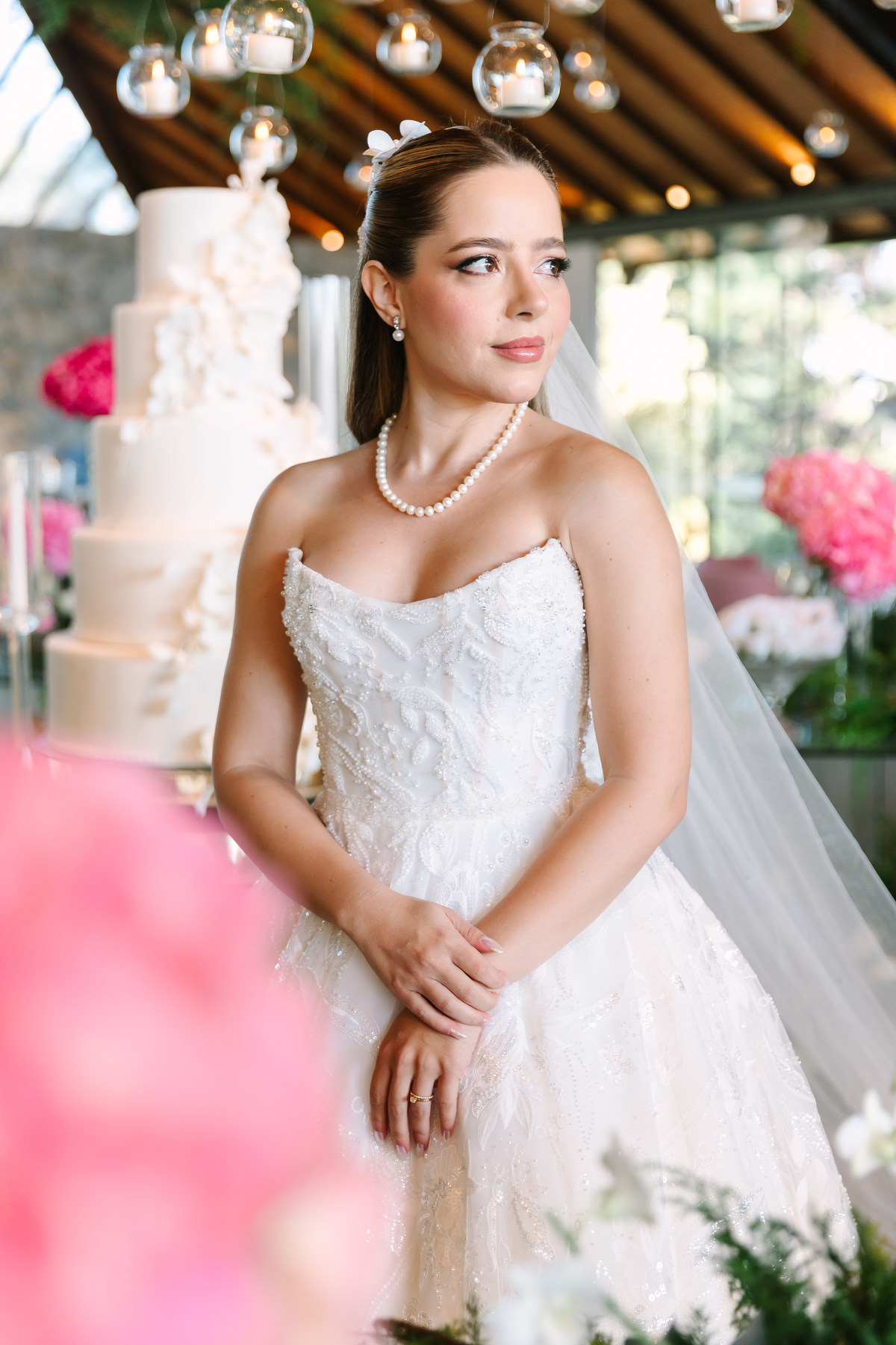 Casamento da Flávia e do Gabriel no Villa Bé, Brasília DF. Vestido Pérola Noivas, decoração Taylla Bastos, penteado Andrezza Penteados e make Letícia Monteiro. Cerimônia ao pôr do sol com atmosfera romântica e elegante.