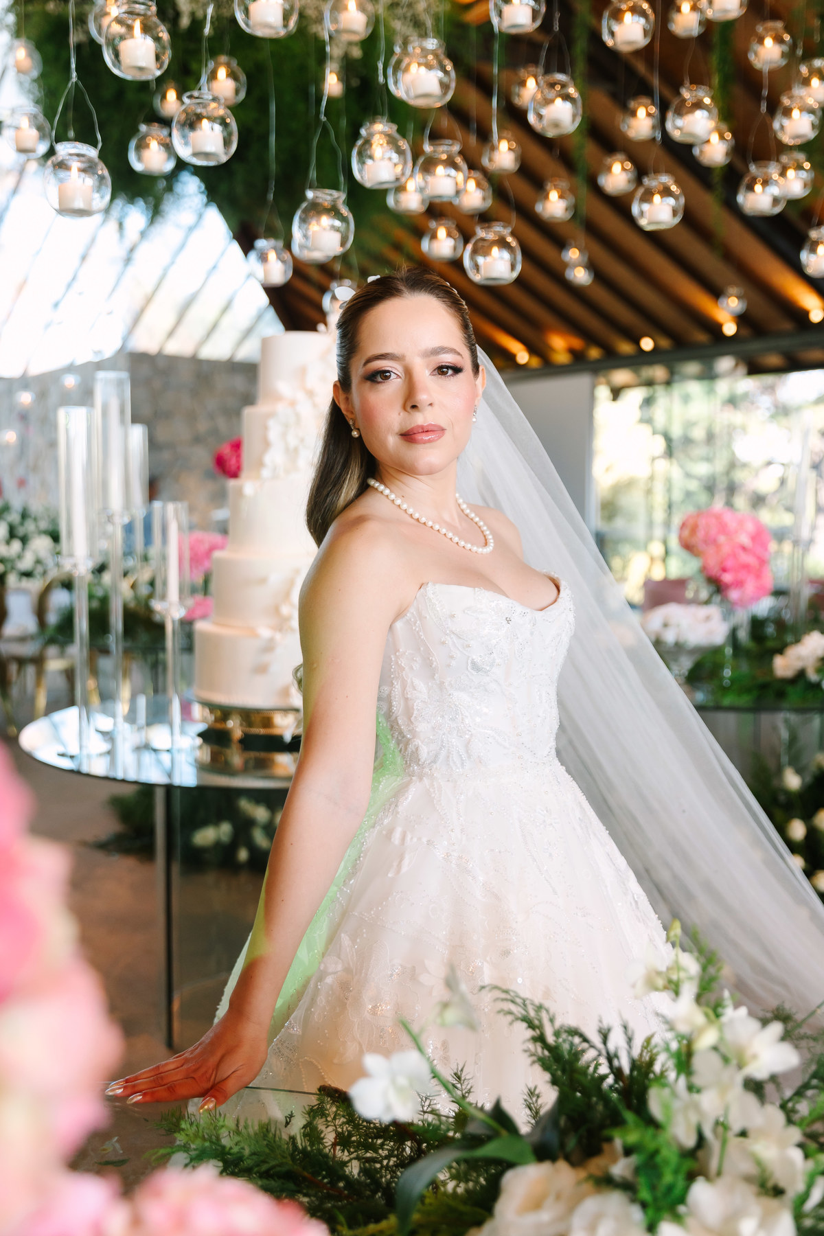 Casamento da Flávia e do Gabriel no Villa Bé, Brasília DF. Vestido Pérola Noivas, decoração Taylla Bastos, penteado Andrezza Penteados e make Letícia Monteiro. Cerimônia ao pôr do sol com atmosfera romântica e elegante.