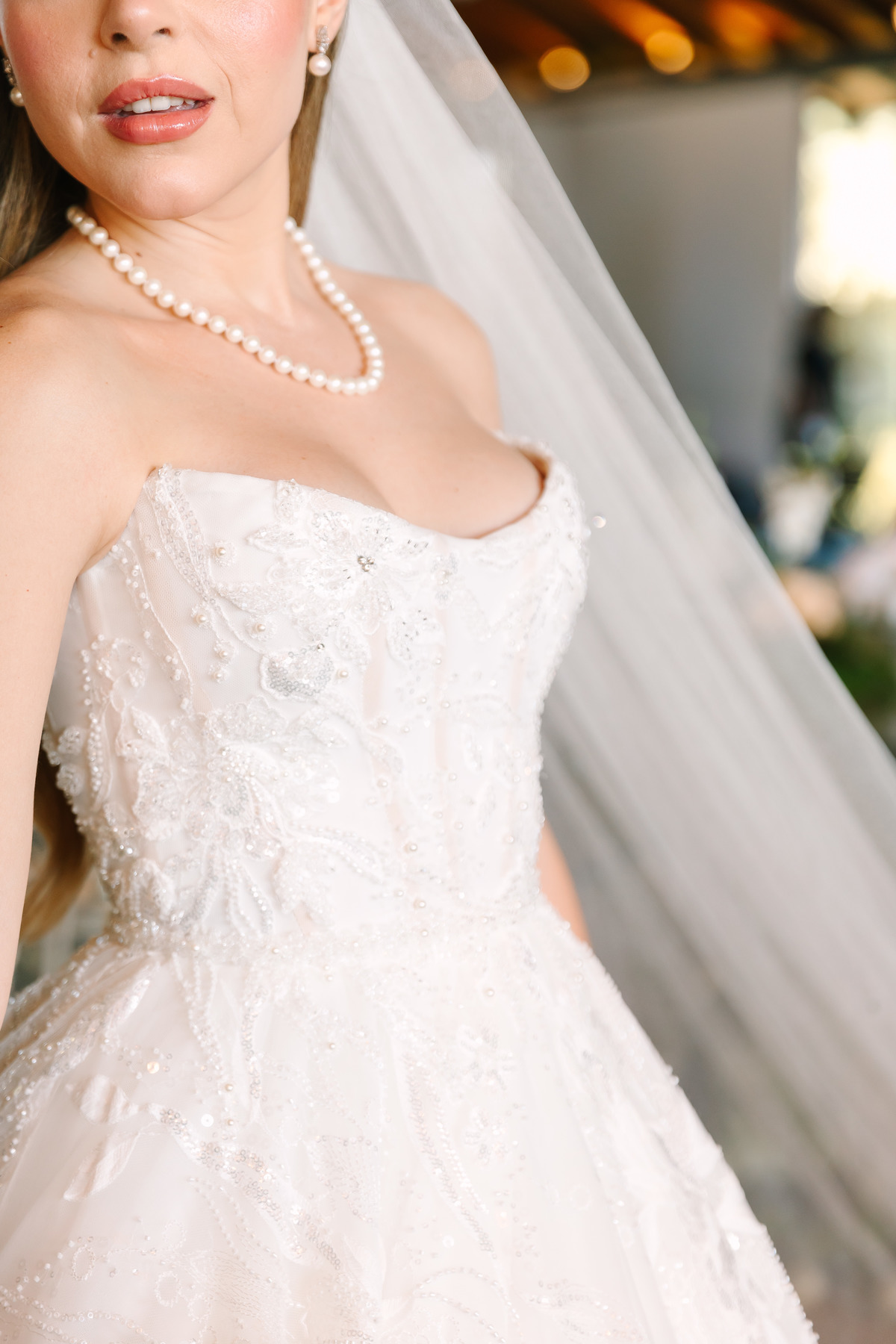 Casamento da Flávia e do Gabriel no Villa Bé, Brasília DF. Vestido Pérola Noivas, decoração Taylla Bastos, penteado Andrezza Penteados e make Letícia Monteiro. Cerimônia ao pôr do sol com atmosfera romântica e elegante.