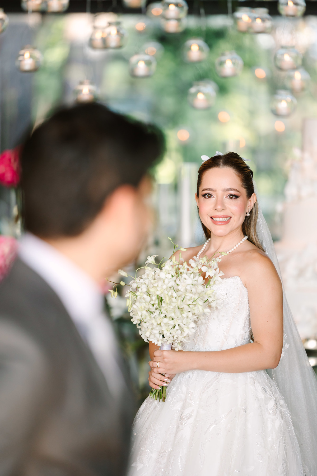 Casamento da Flávia e do Gabriel no Villa Bé, Brasília DF. Vestido Pérola Noivas, decoração Taylla Bastos, penteado Andrezza Penteados e make Letícia Monteiro. Cerimônia ao pôr do sol com atmosfera romântica e elegante.