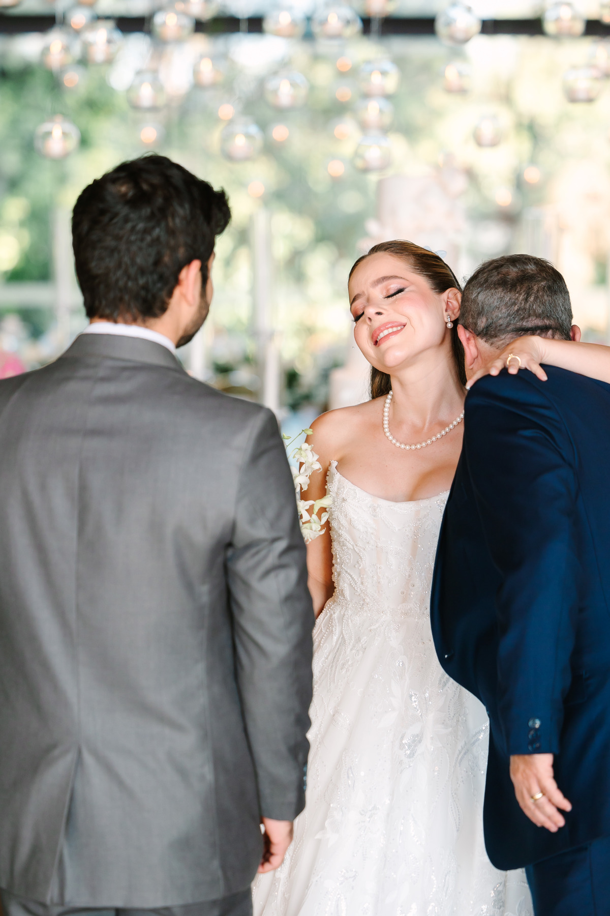 Casamento da Flávia e do Gabriel no Villa Bé, Brasília DF. Vestido Pérola Noivas, decoração Taylla Bastos, penteado Andrezza Penteados e make Letícia Monteiro. Cerimônia ao pôr do sol com atmosfera romântica e elegante.