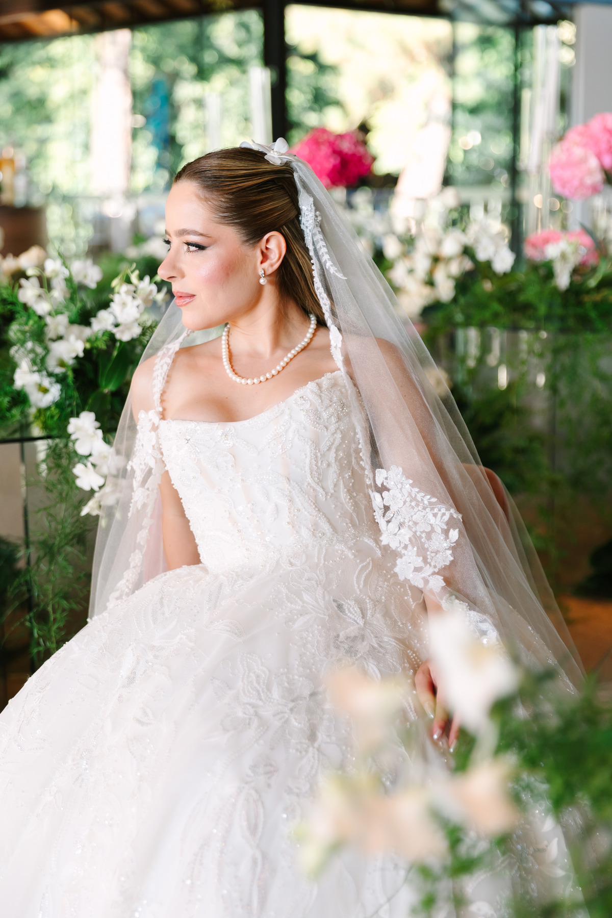Casamento da Flávia e do Gabriel no Villa Bé, Brasília DF. Vestido Pérola Noivas, decoração Taylla Bastos, penteado Andrezza Penteados e make Letícia Monteiro. Cerimônia ao pôr do sol com atmosfera romântica e elegante.