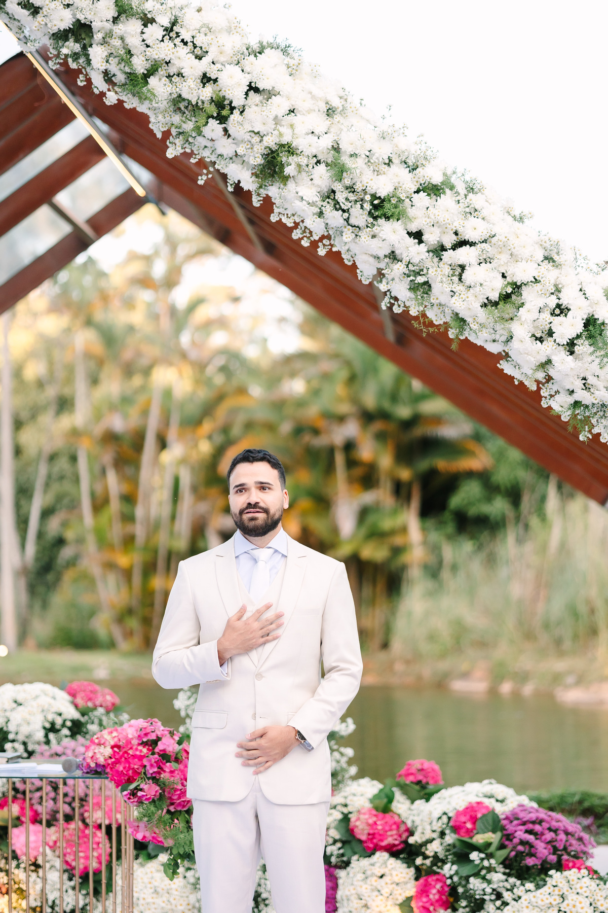 Casamento da Flávia e do Gabriel no Villa Bé, Brasília DF. Vestido Pérola Noivas, decoração Taylla Bastos, penteado Andrezza Penteados e make Letícia Monteiro. Cerimônia ao pôr do sol com atmosfera romântica e elegante.