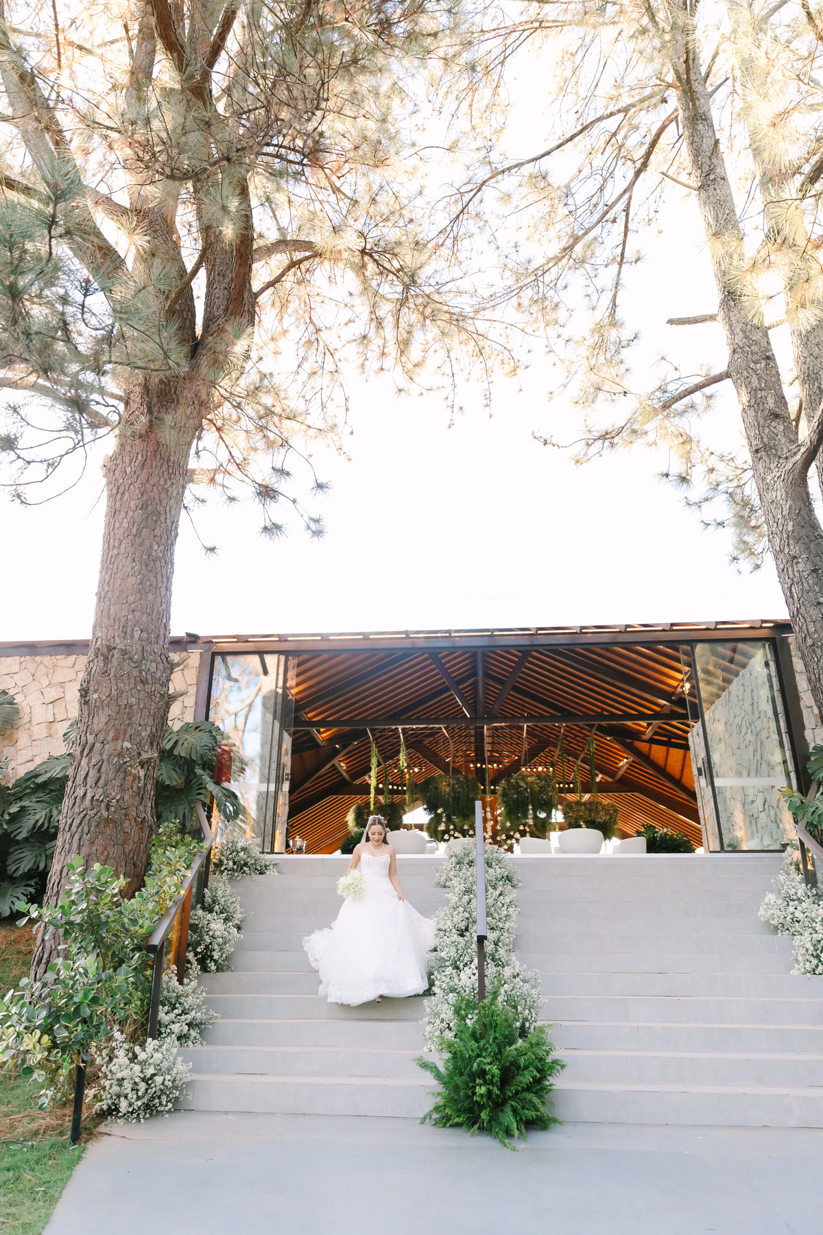 Casamento da Flávia e do Gabriel no Villa Bé, Brasília DF. Vestido Pérola Noivas, decoração Taylla Bastos, penteado Andrezza Penteados e make Letícia Monteiro. Cerimônia ao pôr do sol com atmosfera romântica e elegante.