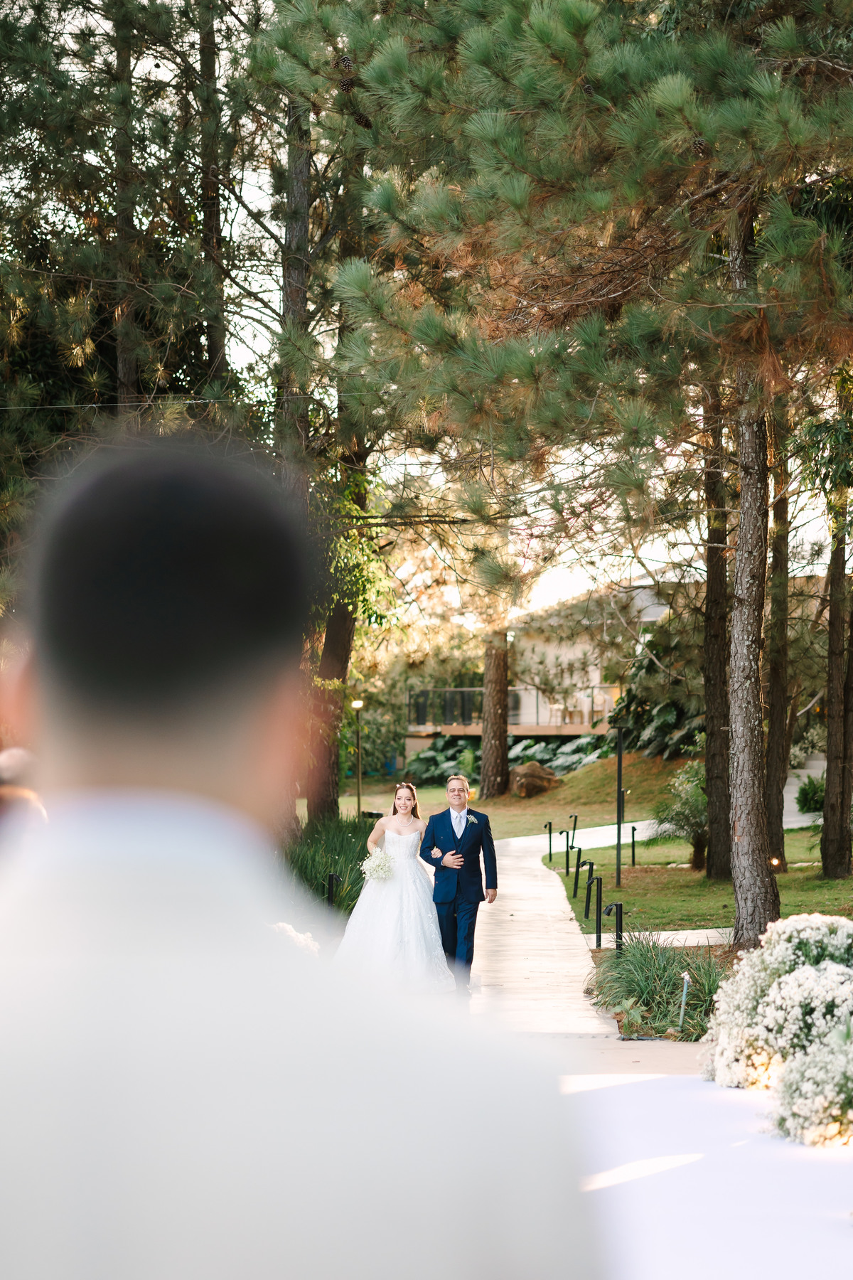 Casamento da Flávia e do Gabriel no Villa Bé, Brasília DF. Vestido Pérola Noivas, decoração Taylla Bastos, penteado Andrezza Penteados e make Letícia Monteiro. Cerimônia ao pôr do sol com atmosfera romântica e elegante.