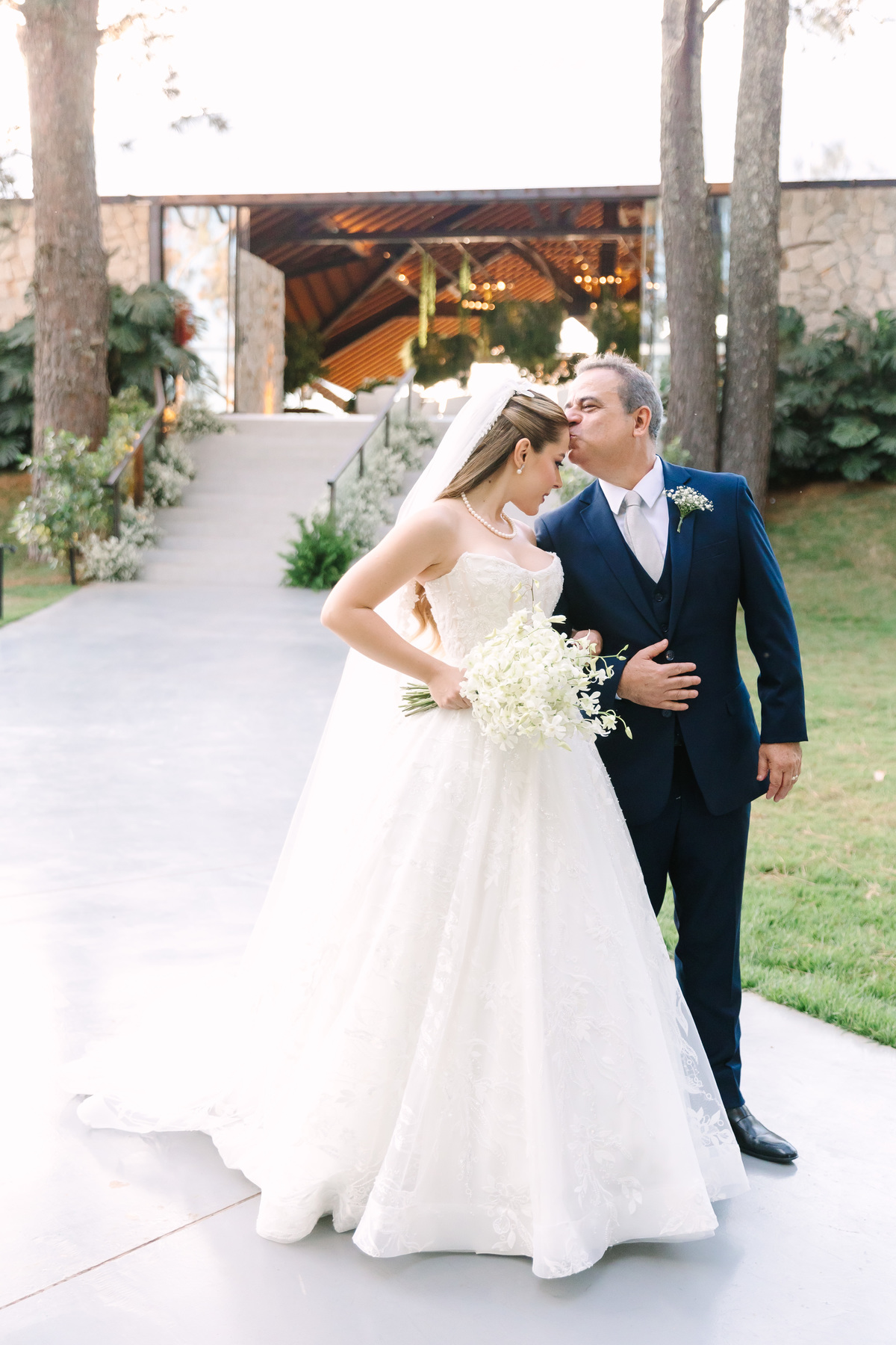 Casamento da Flávia e do Gabriel no Villa Bé, Brasília DF. Vestido Pérola Noivas, decoração Taylla Bastos, penteado Andrezza Penteados e make Letícia Monteiro. Cerimônia ao pôr do sol com atmosfera romântica e elegante.
