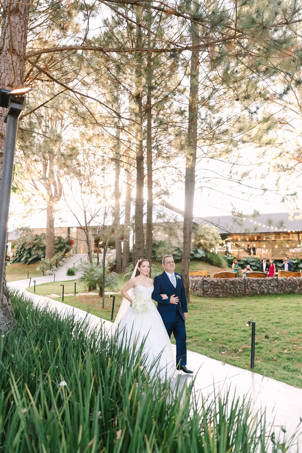 Casamento da Flávia e do Gabriel no Villa Bé, Brasília DF. Vestido Pérola Noivas, decoração Taylla Bastos, penteado Andrezza Penteados e make Letícia Monteiro. Cerimônia ao pôr do sol com atmosfera romântica e elegante.