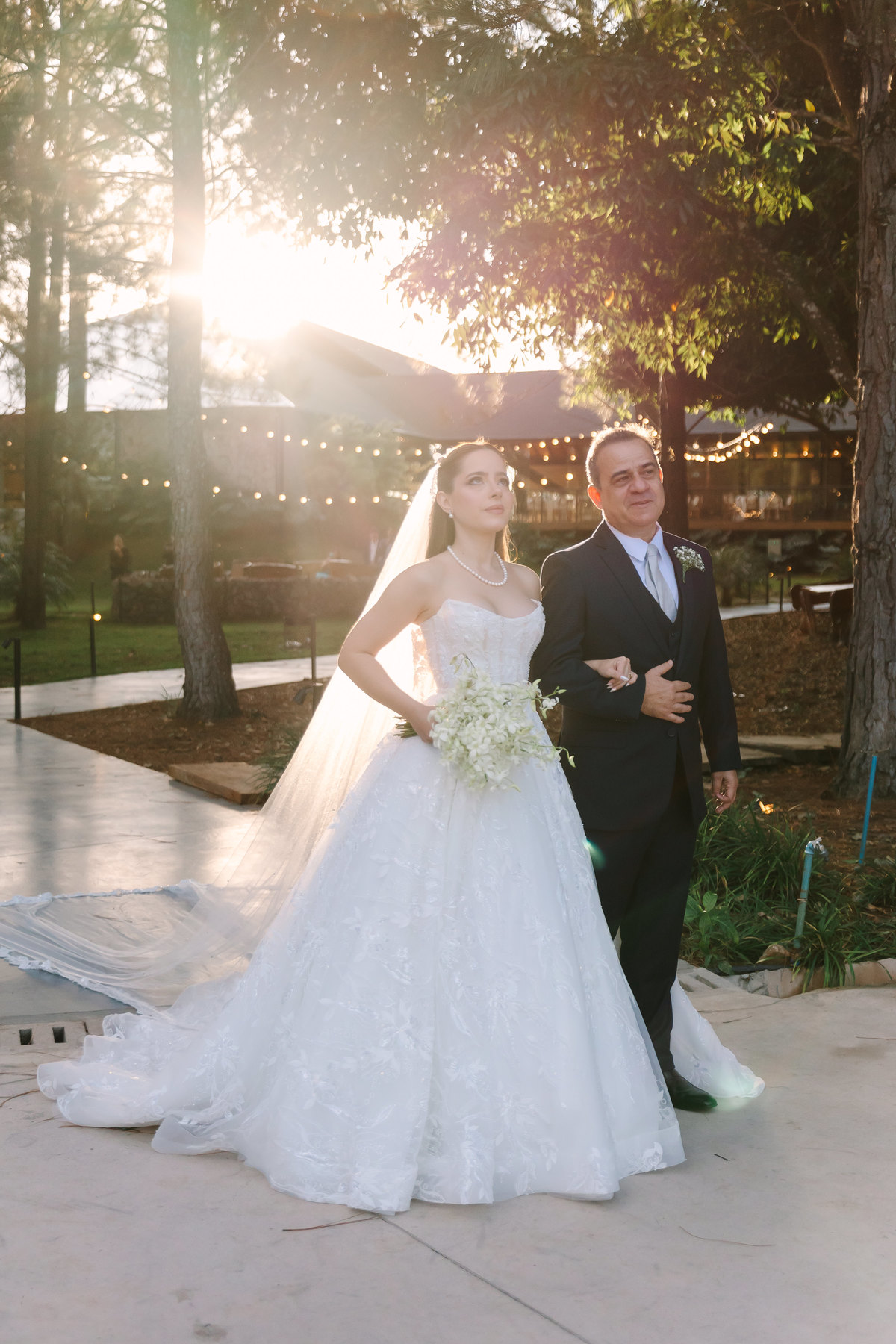 Casamento da Flávia e do Gabriel no Villa Bé, Brasília DF. Vestido Pérola Noivas, decoração Taylla Bastos, penteado Andrezza Penteados e make Letícia Monteiro. Cerimônia ao pôr do sol com atmosfera romântica e elegante.