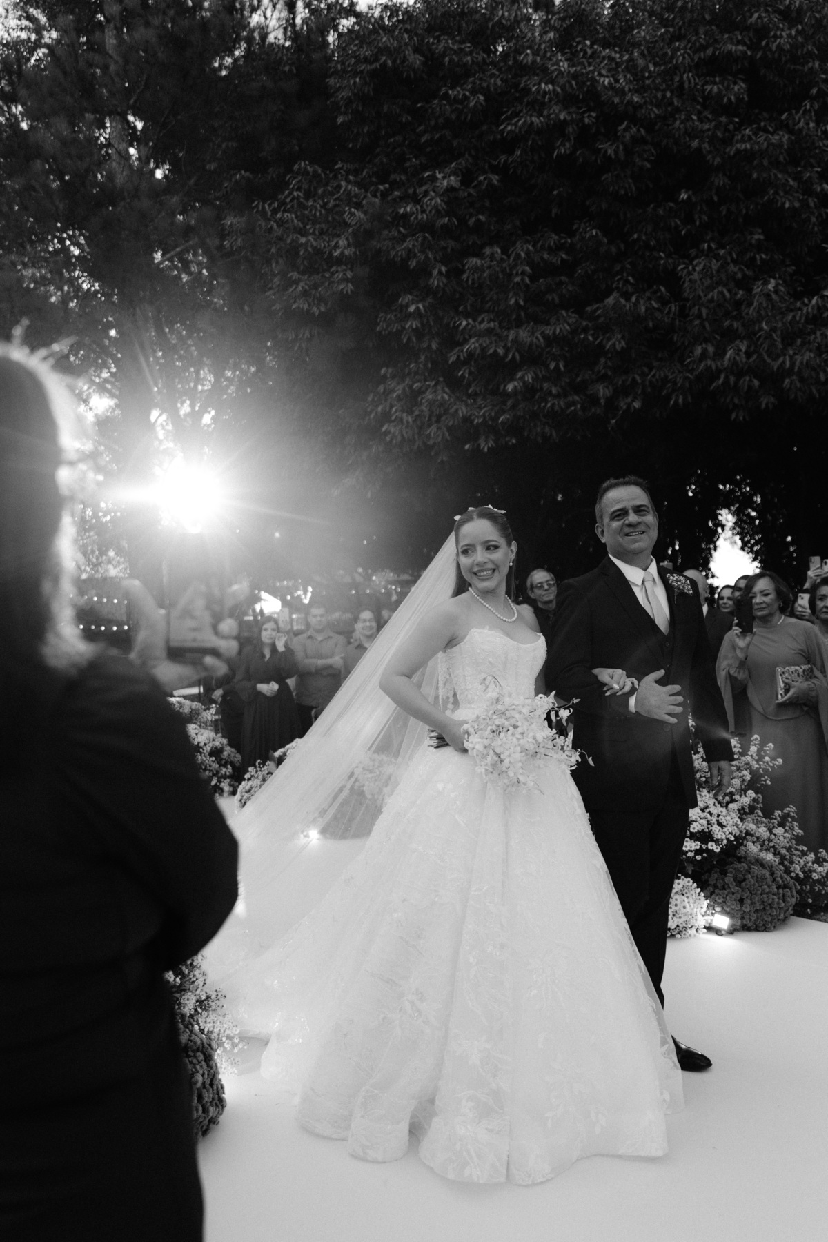 Casamento da Flávia e do Gabriel no Villa Bé, Brasília DF. Vestido Pérola Noivas, decoração Taylla Bastos, penteado Andrezza Penteados e make Letícia Monteiro. Cerimônia ao pôr do sol com atmosfera romântica e elegante.