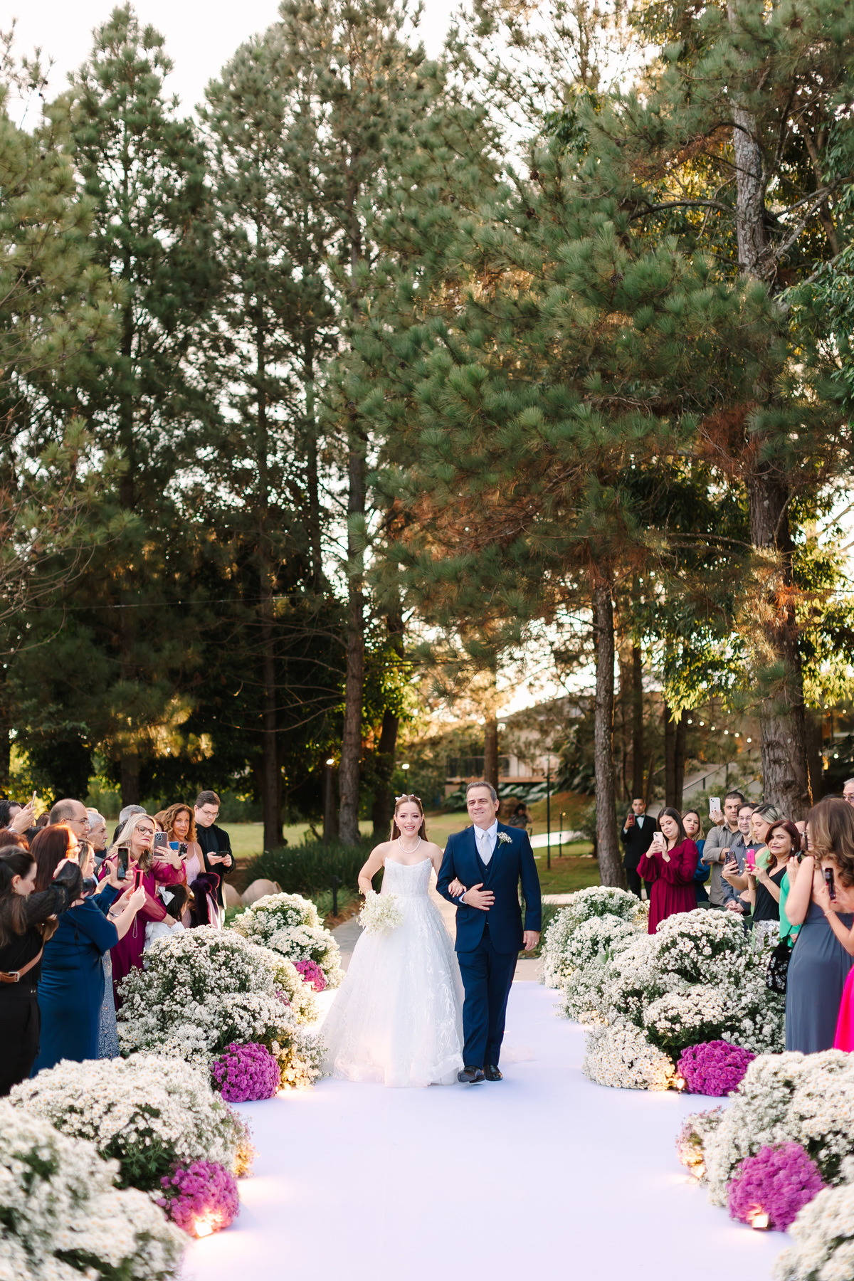 Casamento da Flávia e do Gabriel no Villa Bé, Brasília DF. Vestido Pérola Noivas, decoração Taylla Bastos, penteado Andrezza Penteados e make Letícia Monteiro. Cerimônia ao pôr do sol com atmosfera romântica e elegante.