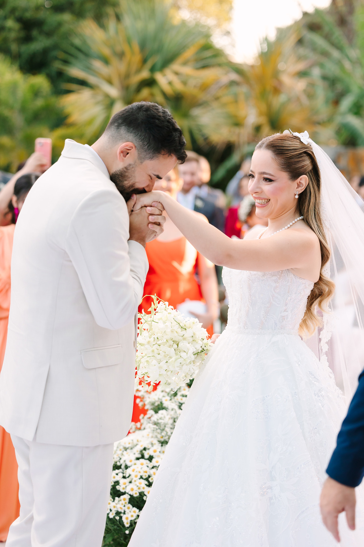 Casamento da Flávia e do Gabriel no Villa Bé, Brasília DF. Vestido Pérola Noivas, decoração Taylla Bastos, penteado Andrezza Penteados e make Letícia Monteiro. Cerimônia ao pôr do sol com atmosfera romântica e elegante.