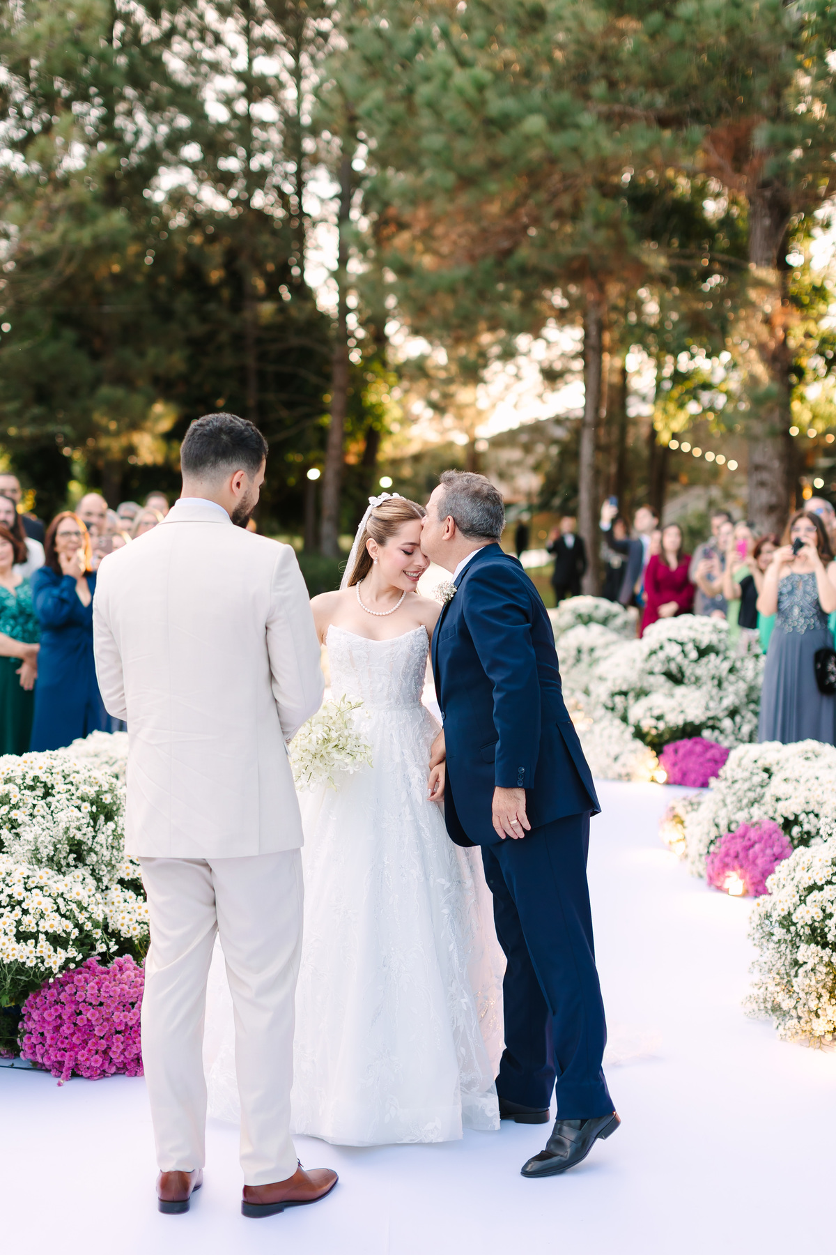 Casamento da Flávia e do Gabriel no Villa Bé, Brasília DF. Vestido Pérola Noivas, decoração Taylla Bastos, penteado Andrezza Penteados e make Letícia Monteiro. Cerimônia ao pôr do sol com atmosfera romântica e elegante.