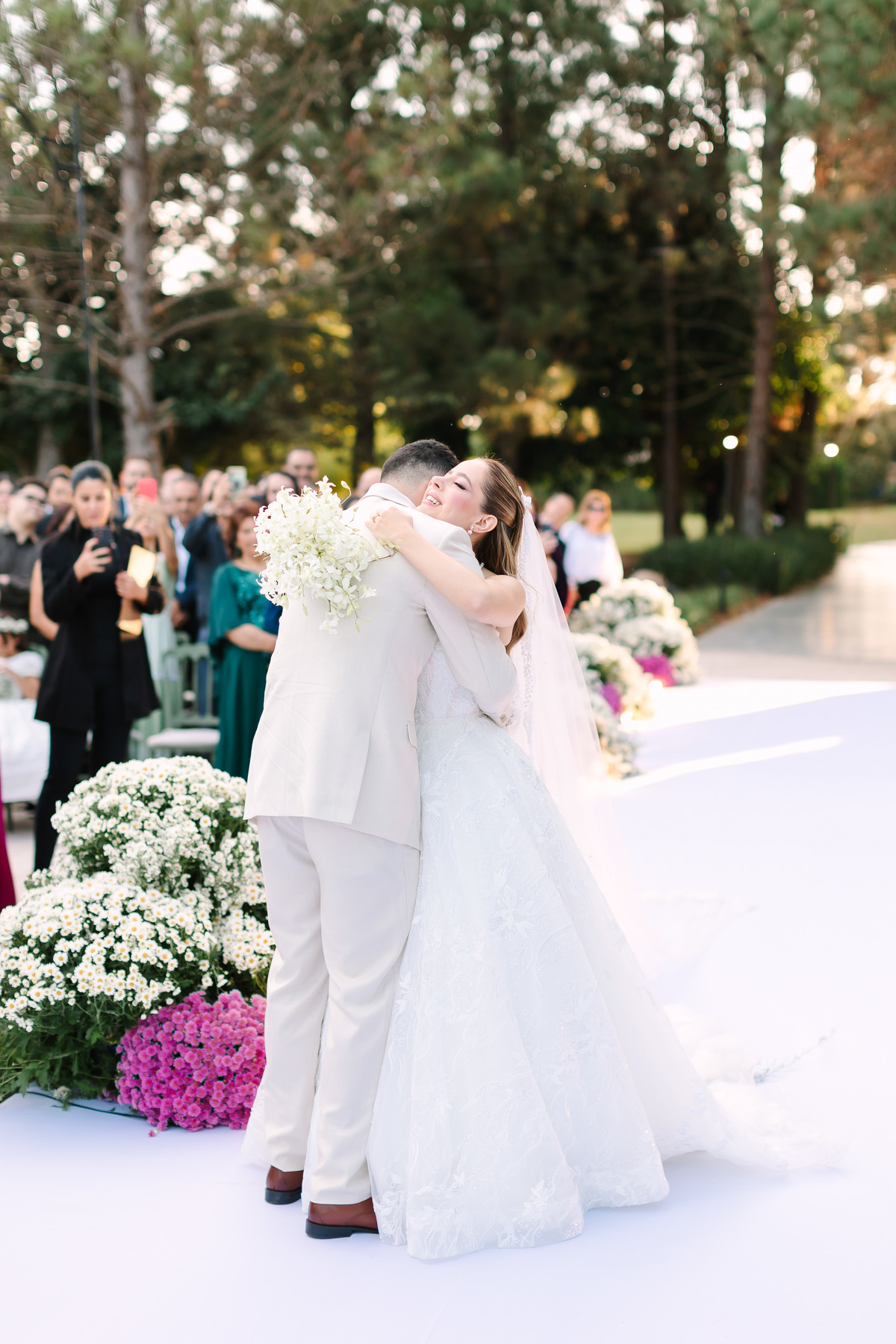 Casamento da Flávia e do Gabriel no Villa Bé, Brasília DF. Vestido Pérola Noivas, decoração Taylla Bastos, penteado Andrezza Penteados e make Letícia Monteiro. Cerimônia ao pôr do sol com atmosfera romântica e elegante.