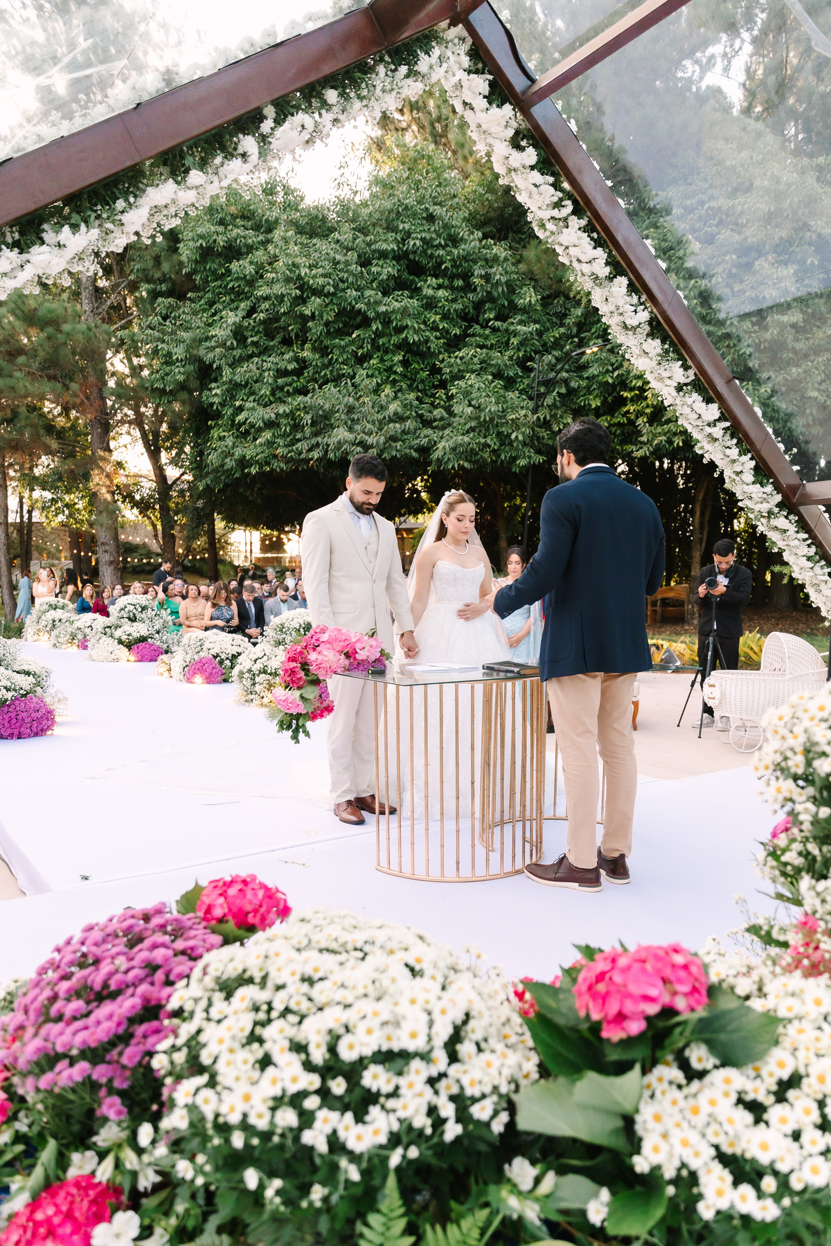 Casamento da Flávia e do Gabriel no Villa Bé, Brasília DF. Vestido Pérola Noivas, decoração Taylla Bastos, penteado Andrezza Penteados e make Letícia Monteiro. Cerimônia ao pôr do sol com atmosfera romântica e elegante.