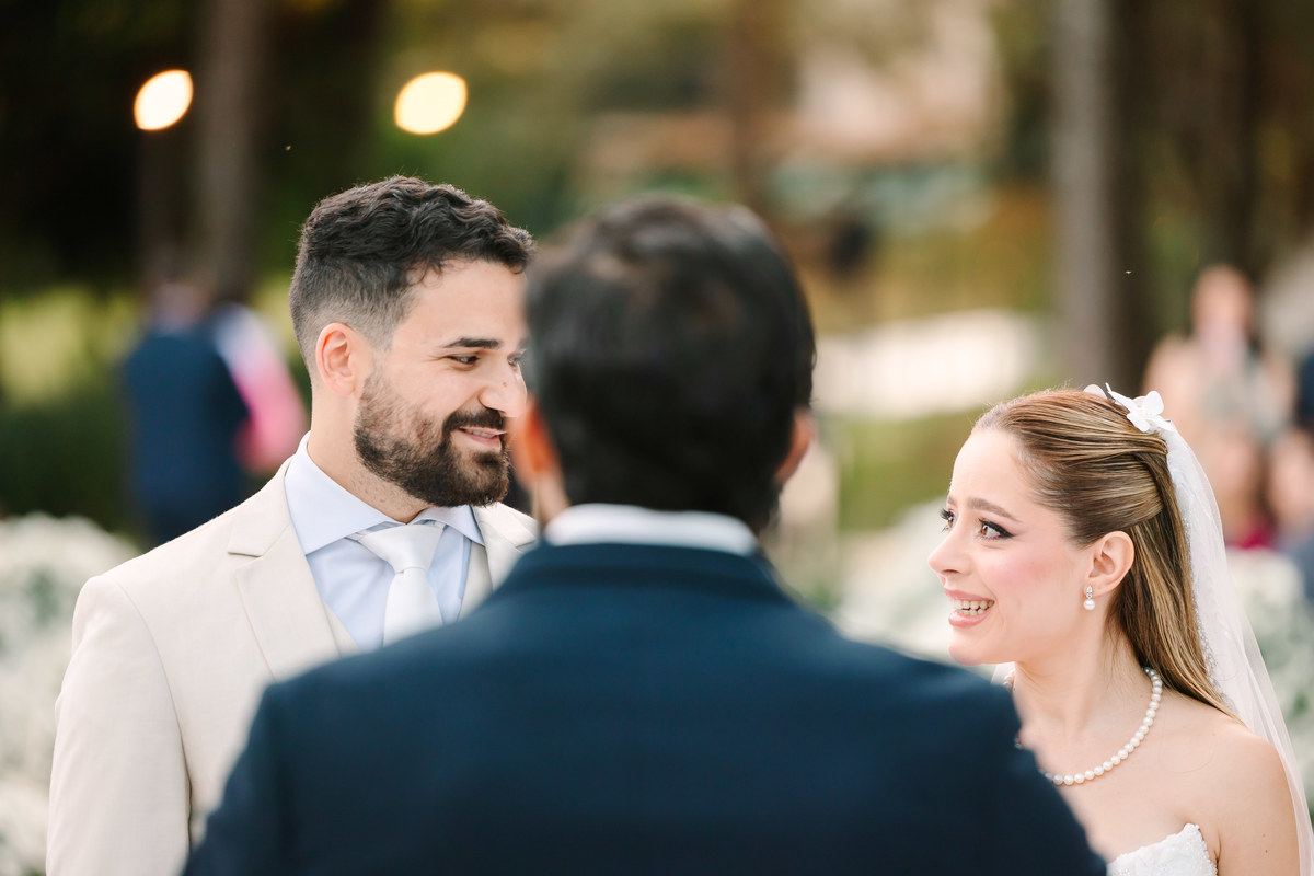 Casamento da Flávia e do Gabriel no Villa Bé, Brasília DF. Vestido Pérola Noivas, decoração Taylla Bastos, penteado Andrezza Penteados e make Letícia Monteiro. Cerimônia ao pôr do sol com atmosfera romântica e elegante.
