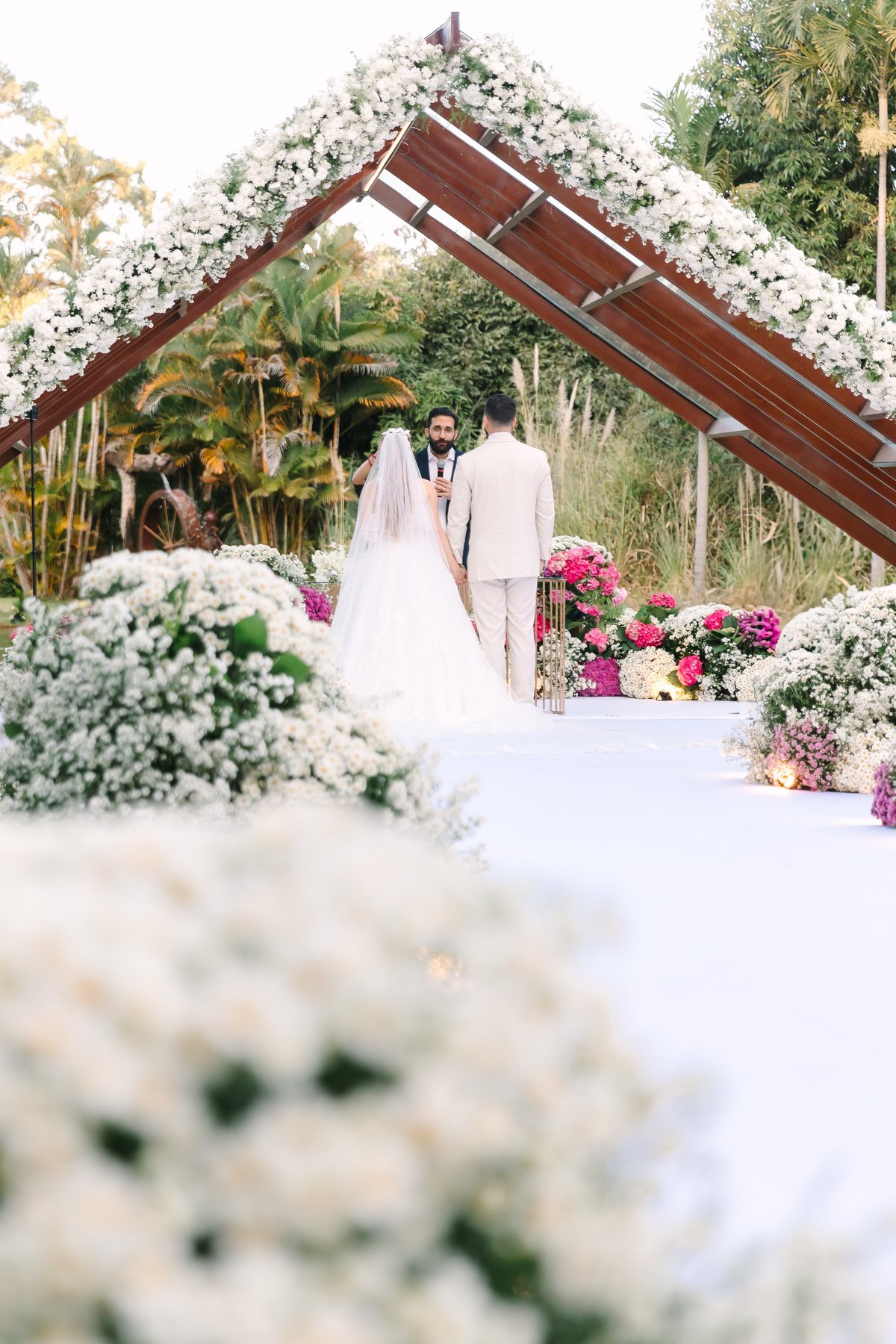 Casamento da Flávia e do Gabriel no Villa Bé, Brasília DF. Vestido Pérola Noivas, decoração Taylla Bastos, penteado Andrezza Penteados e make Letícia Monteiro. Cerimônia ao pôr do sol com atmosfera romântica e elegante.