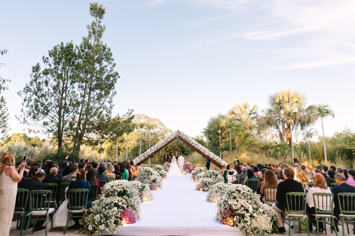 Casamento da Flávia e do Gabriel no Villa Bé, Brasília DF. Vestido Pérola Noivas, decoração Taylla Bastos, penteado Andrezza Penteados e make Letícia Monteiro. Cerimônia ao pôr do sol com atmosfera romântica e elegante.