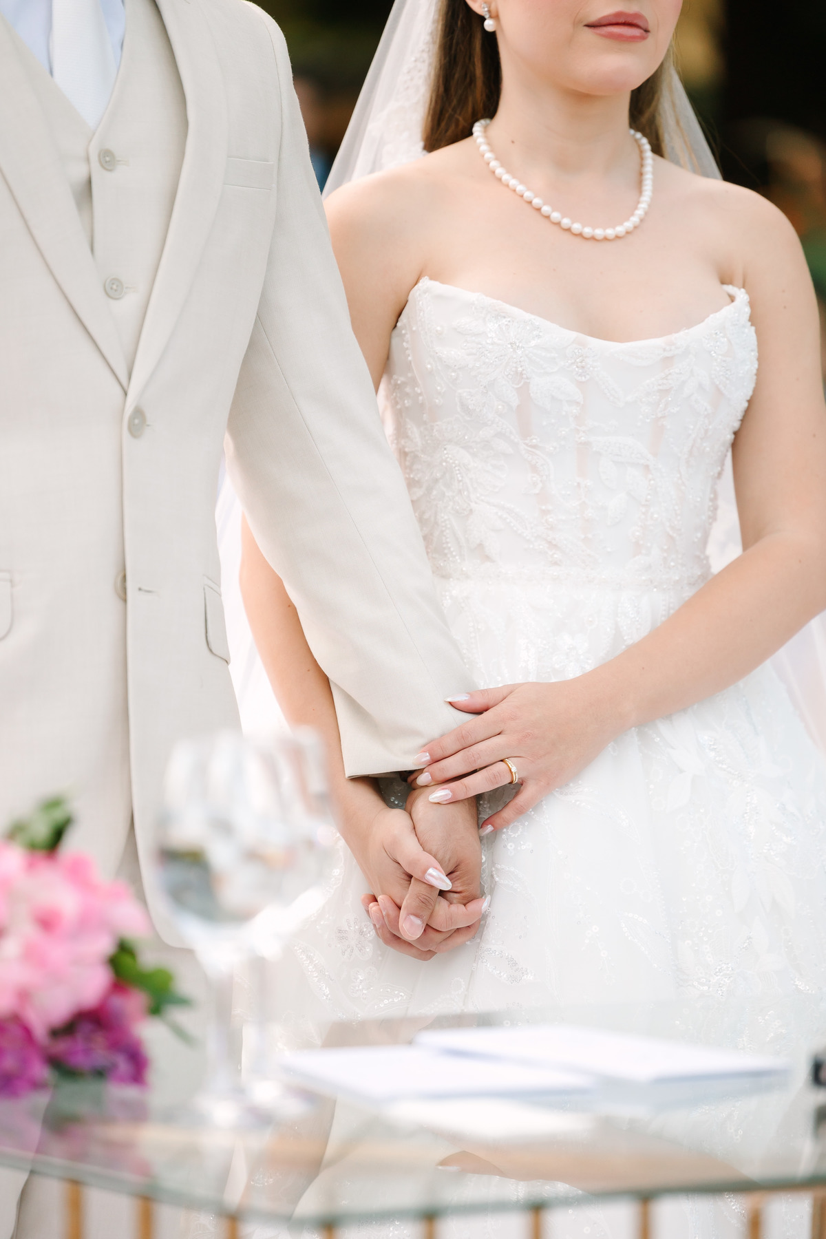 Casamento da Flávia e do Gabriel no Villa Bé, Brasília DF. Vestido Pérola Noivas, decoração Taylla Bastos, penteado Andrezza Penteados e make Letícia Monteiro. Cerimônia ao pôr do sol com atmosfera romântica e elegante.