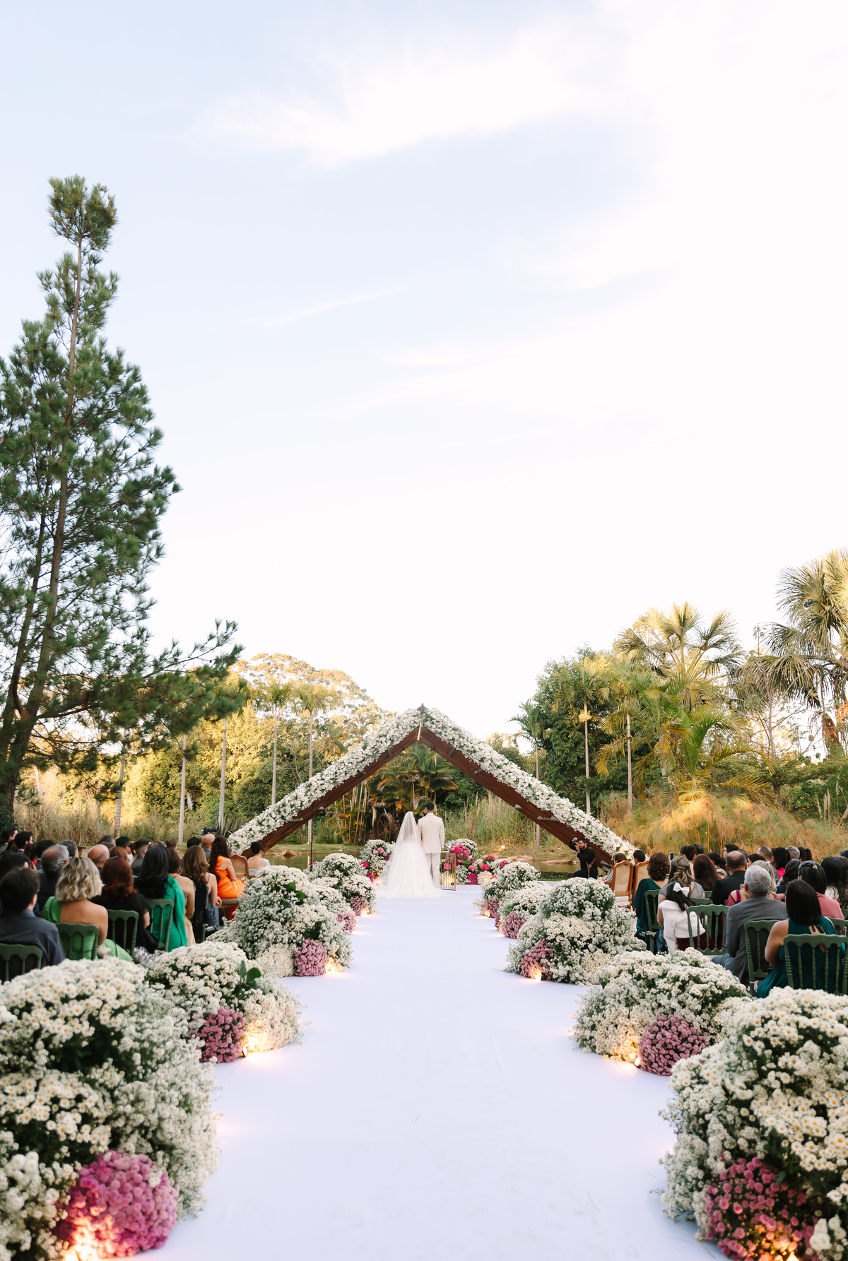 Casamento da Flávia e do Gabriel no Villa Bé, Brasília DF. Vestido Pérola Noivas, decoração Taylla Bastos, penteado Andrezza Penteados e make Letícia Monteiro. Cerimônia ao pôr do sol com atmosfera romântica e elegante.
