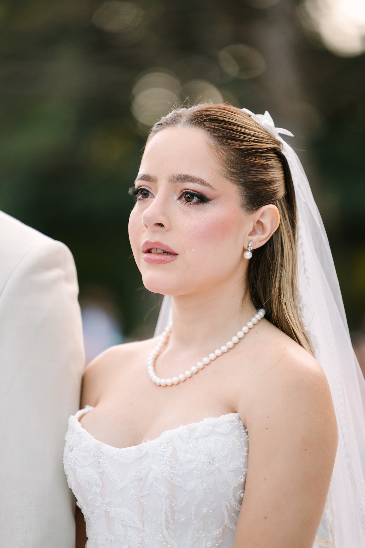 Casamento da Flávia e do Gabriel no Villa Bé, Brasília DF. Vestido Pérola Noivas, decoração Taylla Bastos, penteado Andrezza Penteados e make Letícia Monteiro. Cerimônia ao pôr do sol com atmosfera romântica e elegante.
