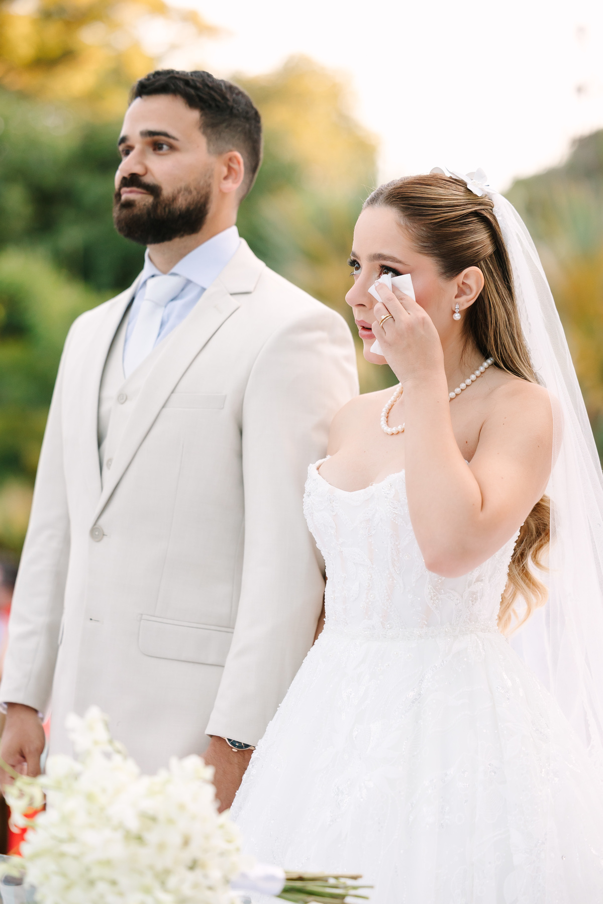 Casamento da Flávia e do Gabriel no Villa Bé, Brasília DF. Vestido Pérola Noivas, decoração Taylla Bastos, penteado Andrezza Penteados e make Letícia Monteiro. Cerimônia ao pôr do sol com atmosfera romântica e elegante.