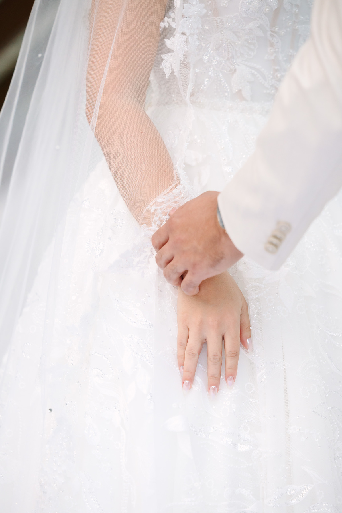 Casamento da Flávia e do Gabriel no Villa Bé, Brasília DF. Vestido Pérola Noivas, decoração Taylla Bastos, penteado Andrezza Penteados e make Letícia Monteiro. Cerimônia ao pôr do sol com atmosfera romântica e elegante.