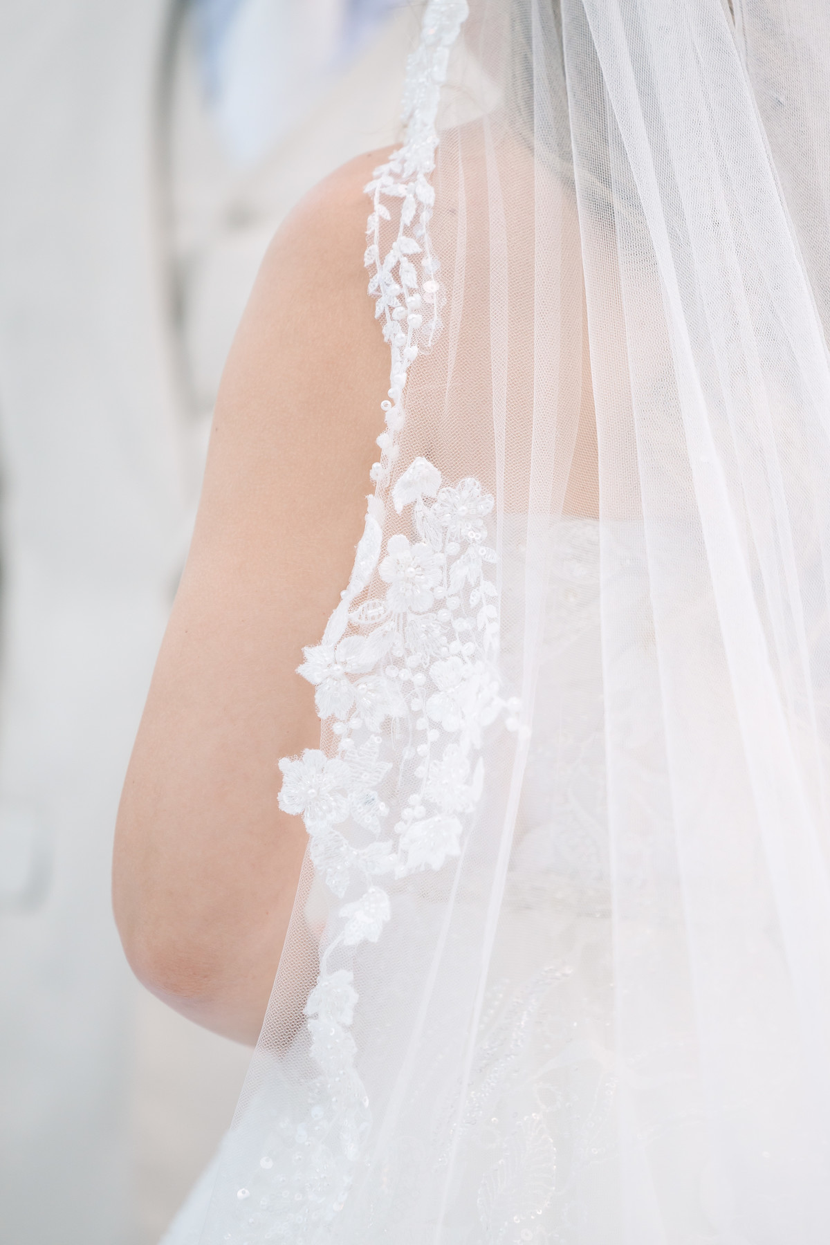 Casamento da Flávia e do Gabriel no Villa Bé, Brasília DF. Vestido Pérola Noivas, decoração Taylla Bastos, penteado Andrezza Penteados e make Letícia Monteiro. Cerimônia ao pôr do sol com atmosfera romântica e elegante.
