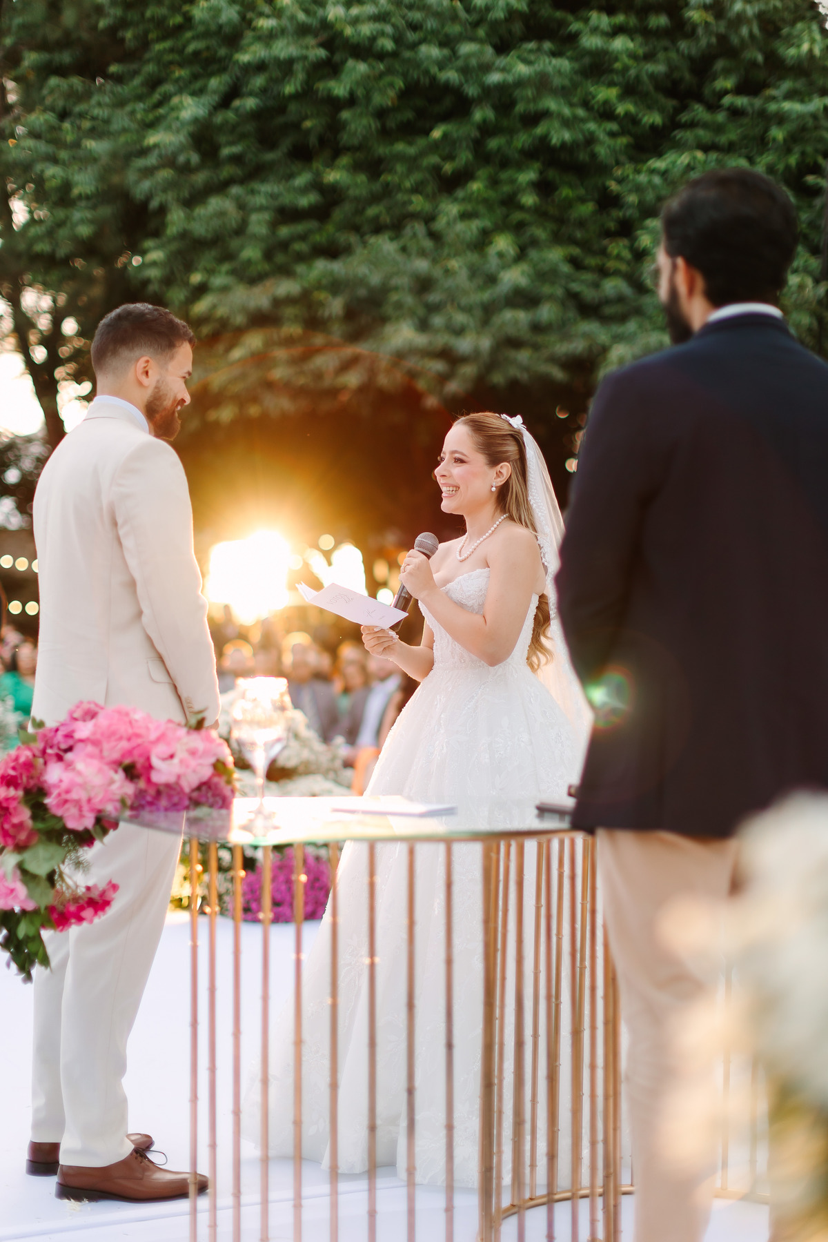 Casamento da Flávia e do Gabriel no Villa Bé, Brasília DF. Vestido Pérola Noivas, decoração Taylla Bastos, penteado Andrezza Penteados e make Letícia Monteiro. Cerimônia ao pôr do sol com atmosfera romântica e elegante.