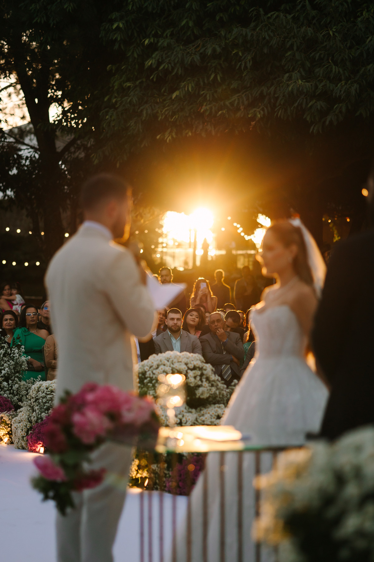 Casamento da Flávia e do Gabriel no Villa Bé, Brasília DF. Vestido Pérola Noivas, decoração Taylla Bastos, penteado Andrezza Penteados e make Letícia Monteiro. Cerimônia ao pôr do sol com atmosfera romântica e elegante.