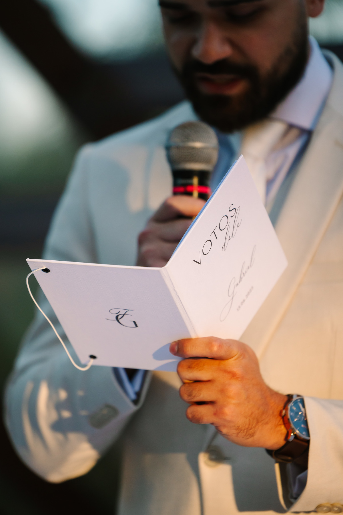 Casamento da Flávia e do Gabriel no Villa Bé, Brasília DF. Vestido Pérola Noivas, decoração Taylla Bastos, penteado Andrezza Penteados e make Letícia Monteiro. Cerimônia ao pôr do sol com atmosfera romântica e elegante.