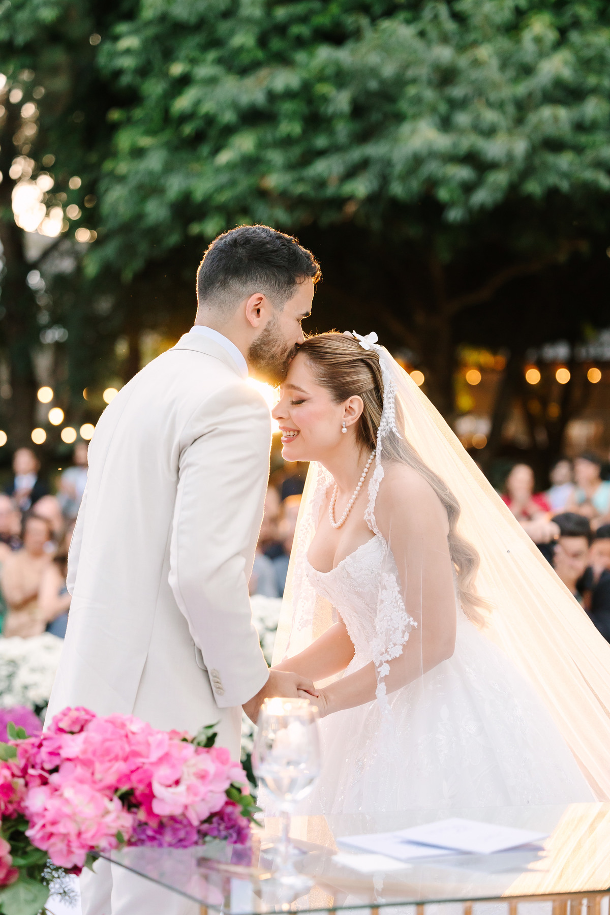Casamento da Flávia e do Gabriel no Villa Bé, Brasília DF. Vestido Pérola Noivas, decoração Taylla Bastos, penteado Andrezza Penteados e make Letícia Monteiro. Cerimônia ao pôr do sol com atmosfera romântica e elegante.