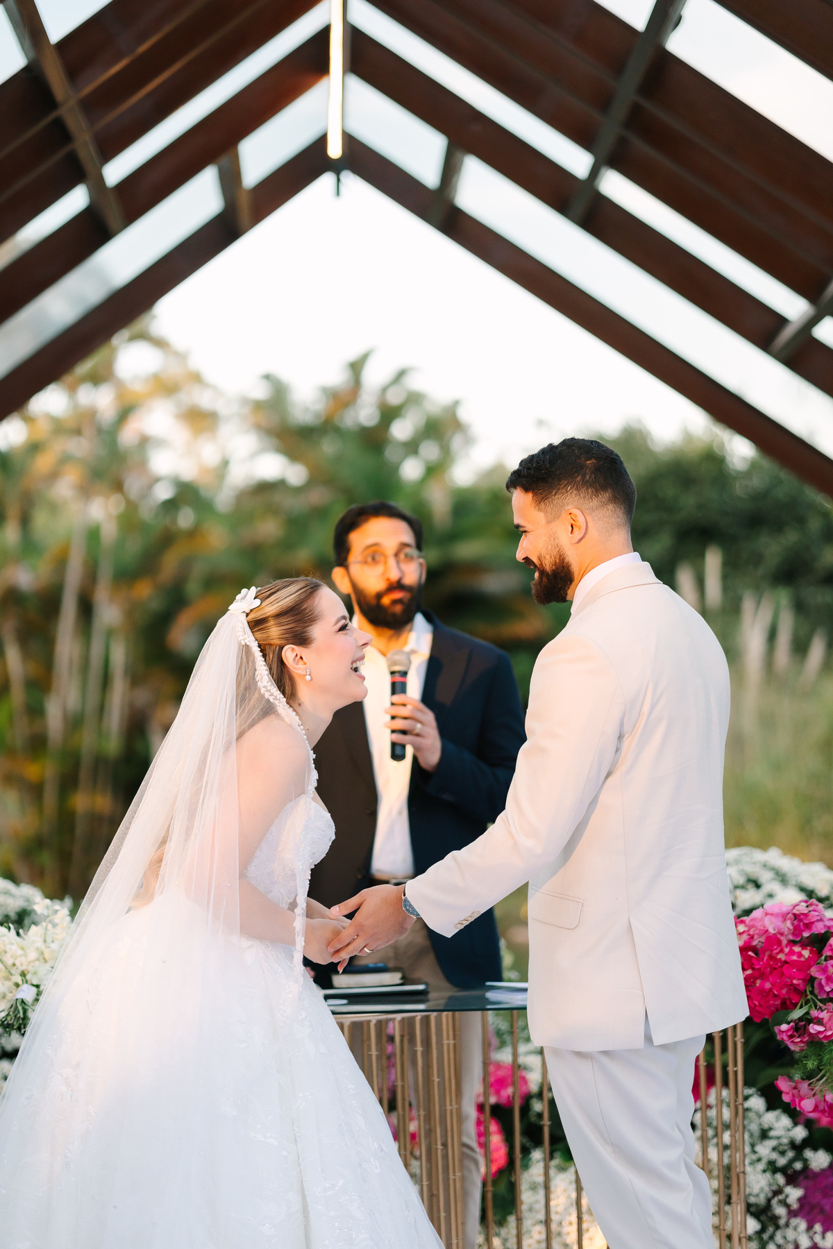 Casamento da Flávia e do Gabriel no Villa Bé, Brasília DF. Vestido Pérola Noivas, decoração Taylla Bastos, penteado Andrezza Penteados e make Letícia Monteiro. Cerimônia ao pôr do sol com atmosfera romântica e elegante.