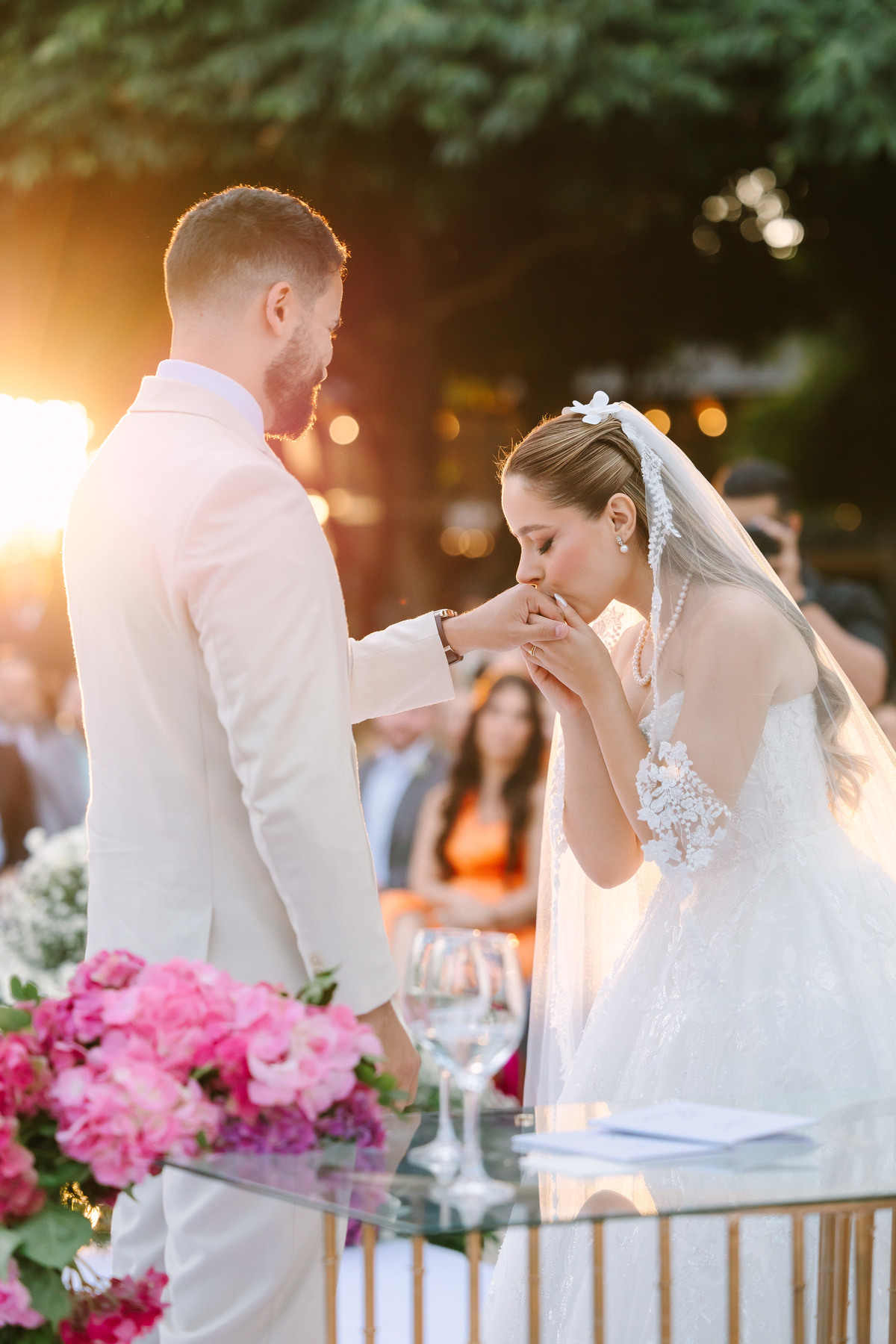 Casamento da Flávia e do Gabriel no Villa Bé, Brasília DF. Vestido Pérola Noivas, decoração Taylla Bastos, penteado Andrezza Penteados e make Letícia Monteiro. Cerimônia ao pôr do sol com atmosfera romântica e elegante.